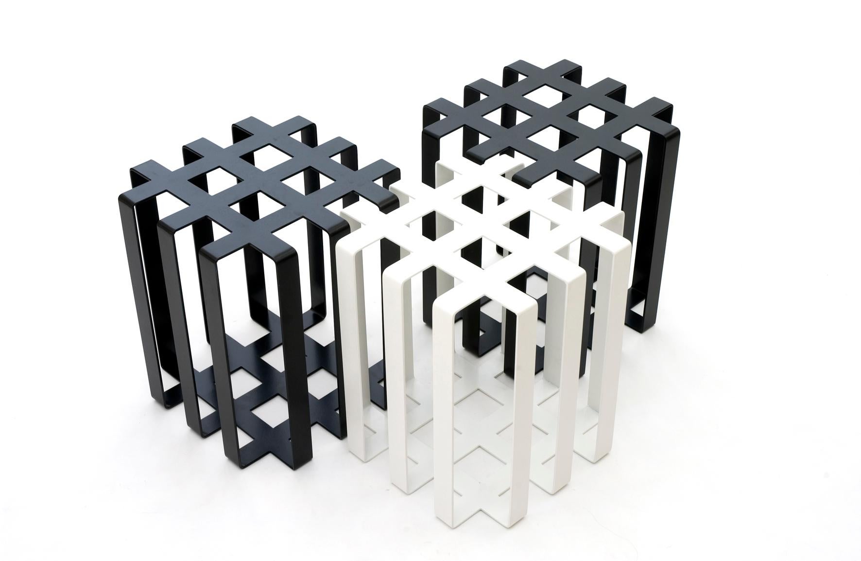 Indoor/Outdoor Moderner skulpturaler Ramen-Beistelltisch/ Hocker, schwarz, auf Lager (amerikanisch) im Angebot
