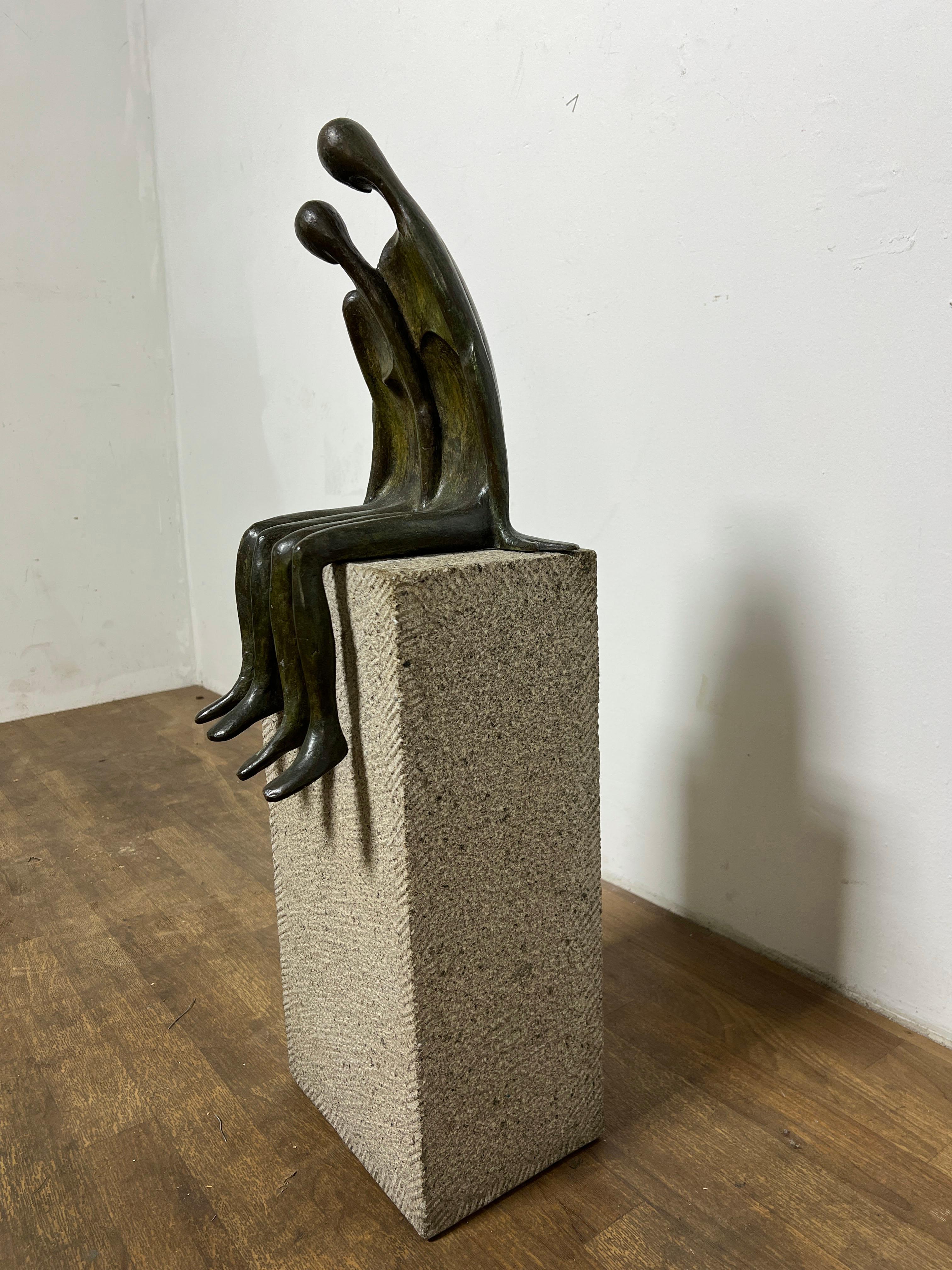 Escultura de bronce de dos figuras sentadas sobre un pedestal de piedra fundida, hacia la década de 1980, obra del internacionalmente conocido escultor de mediados de siglo Ramiz Barquet (1920-2010), de Ciudad de México.