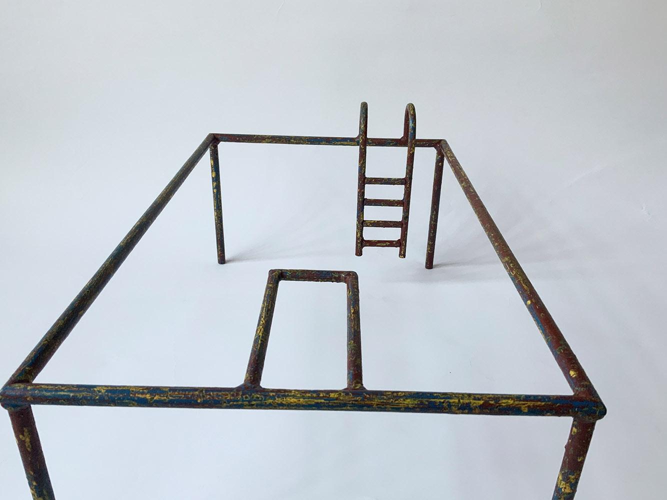 GRAN PISCINA de Ramon Enrich - Escultura minimalista de hierro, piscina, única, natación en venta 3