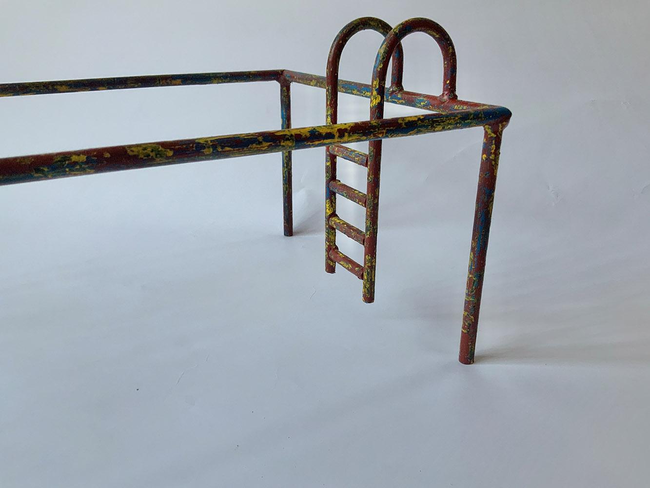 GRAN PISCINA de Ramon Enrich - Escultura minimalista de hierro, piscina, única, natación en venta 4