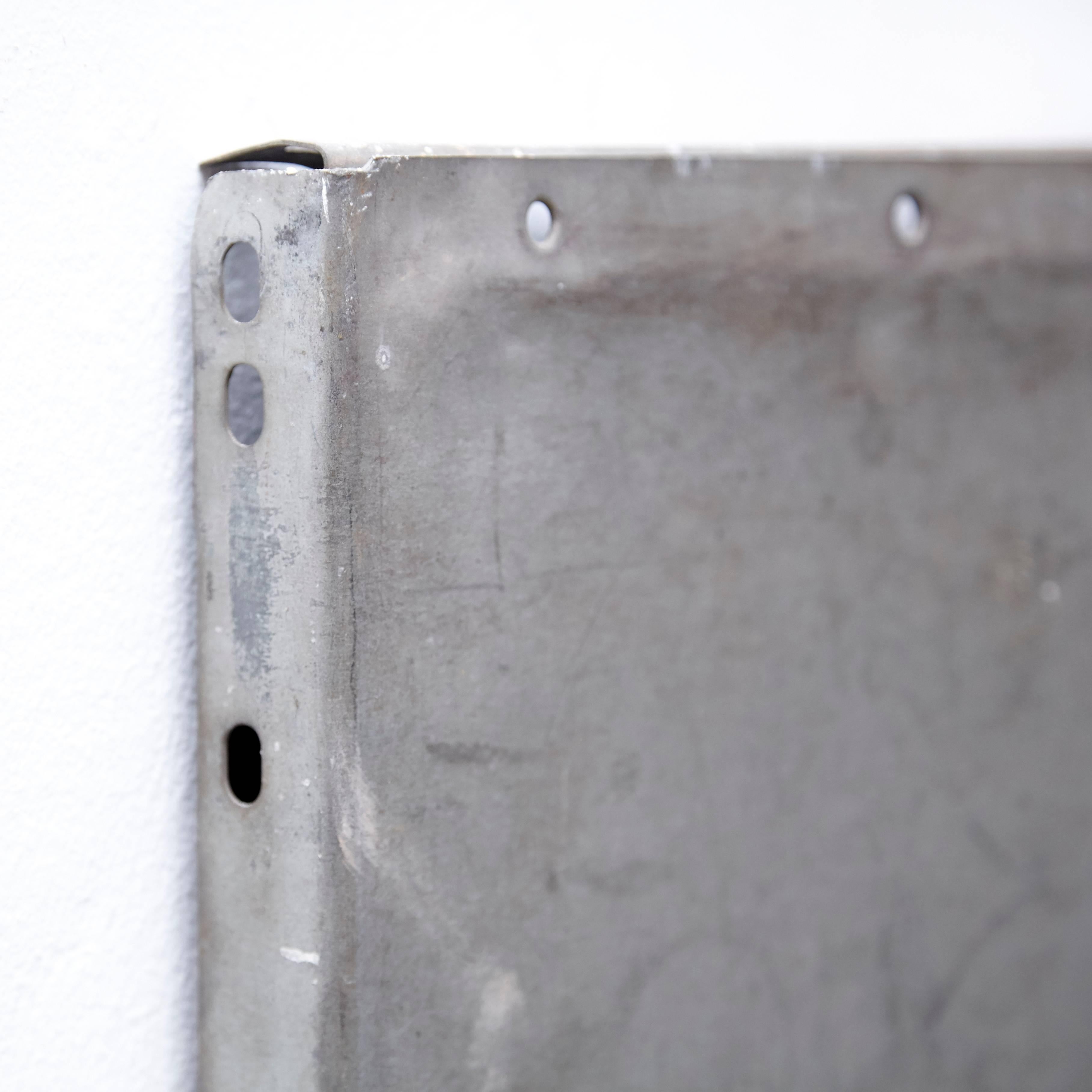 Ramon Horts, Minimalismus-Kunstwerk.

Strukturen aus Metallkompositionen, hergestellt in Barcelona, ca. 2016. Für eine Einzelausstellung.
Signiert von ihm selbst im Gravierstempel.

Abisoliertes Metall, verrostet und lackiert.
Im