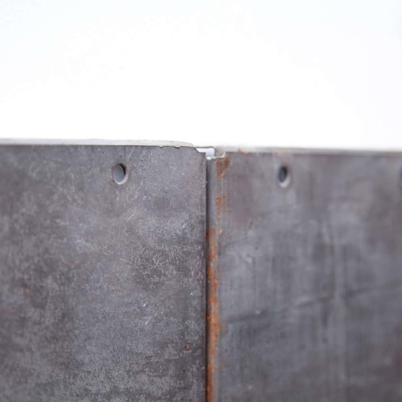 Ramon Horts, Kunstwerk des Minimalismus.

Strukturen aus Metallkompositionen, hergestellt in Barcelona, ca. 2017. Für eine Einzelausstellung.
Signiert von ihm selbst im Gravierstempel.

Abisoliertes Metall, verrostet und lackiert.

Im