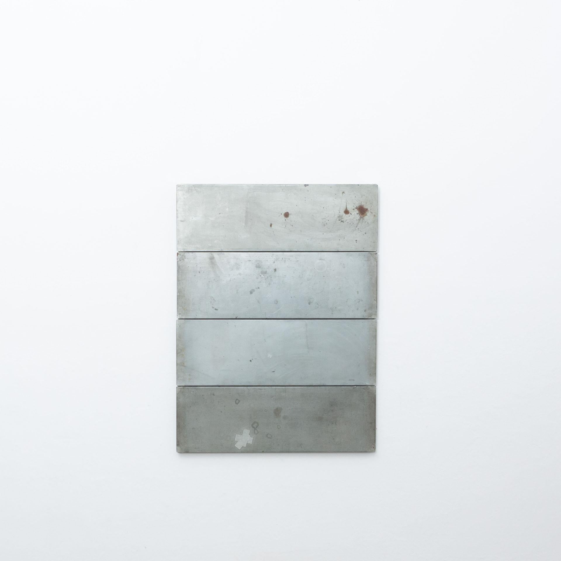 Ramon Horts, Minimalistisches Kunstwerk.

Strukturen aus Metallkompositionen, hergestellt in Barcelona, um 2019. 

Im Originalzustand.

Verkratztes Metall, verrostet und lackiert.