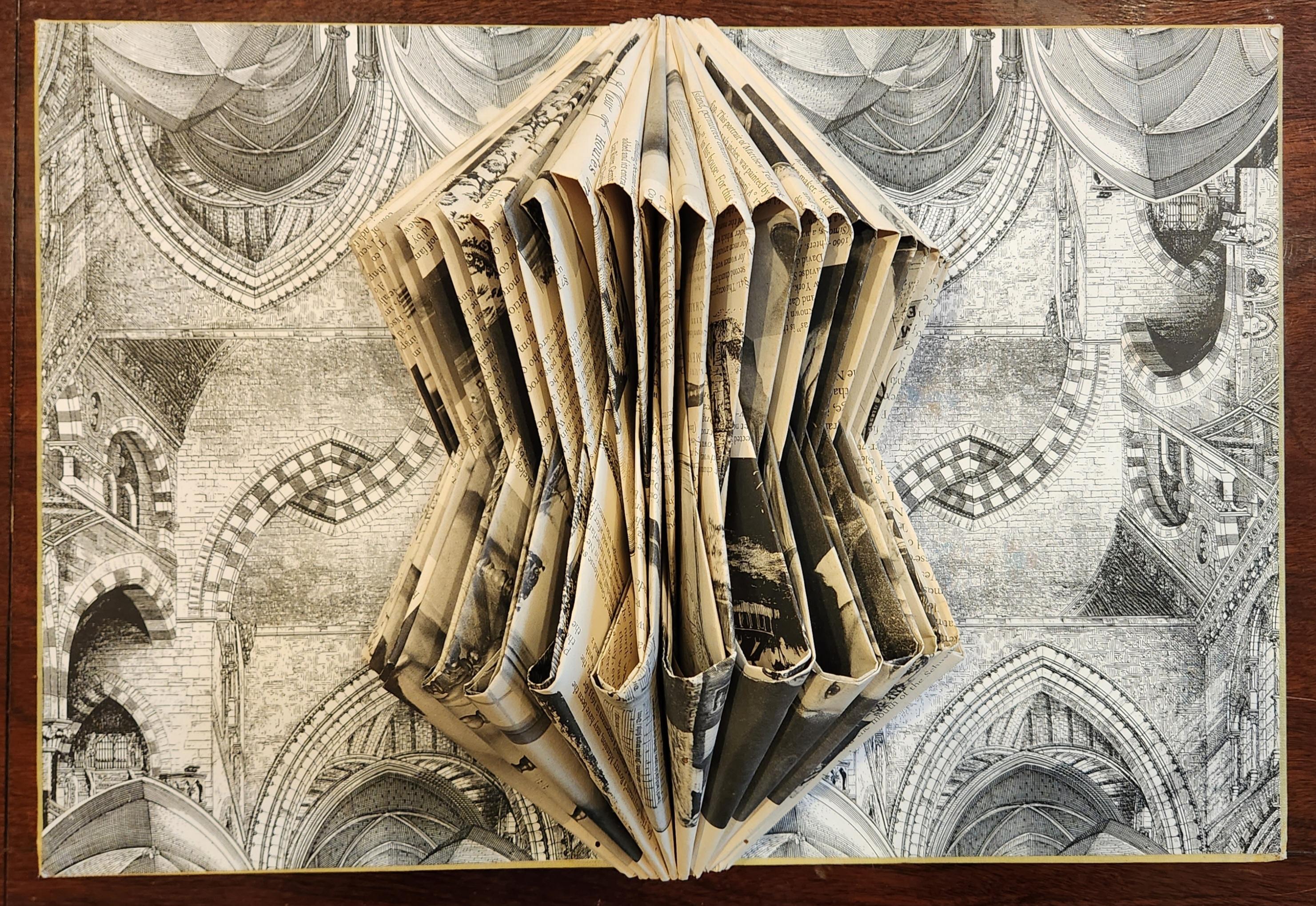 Serie mit geometrischen Figuren  -- Sculptural Books – Mixed Media Art von Ramon Lascano