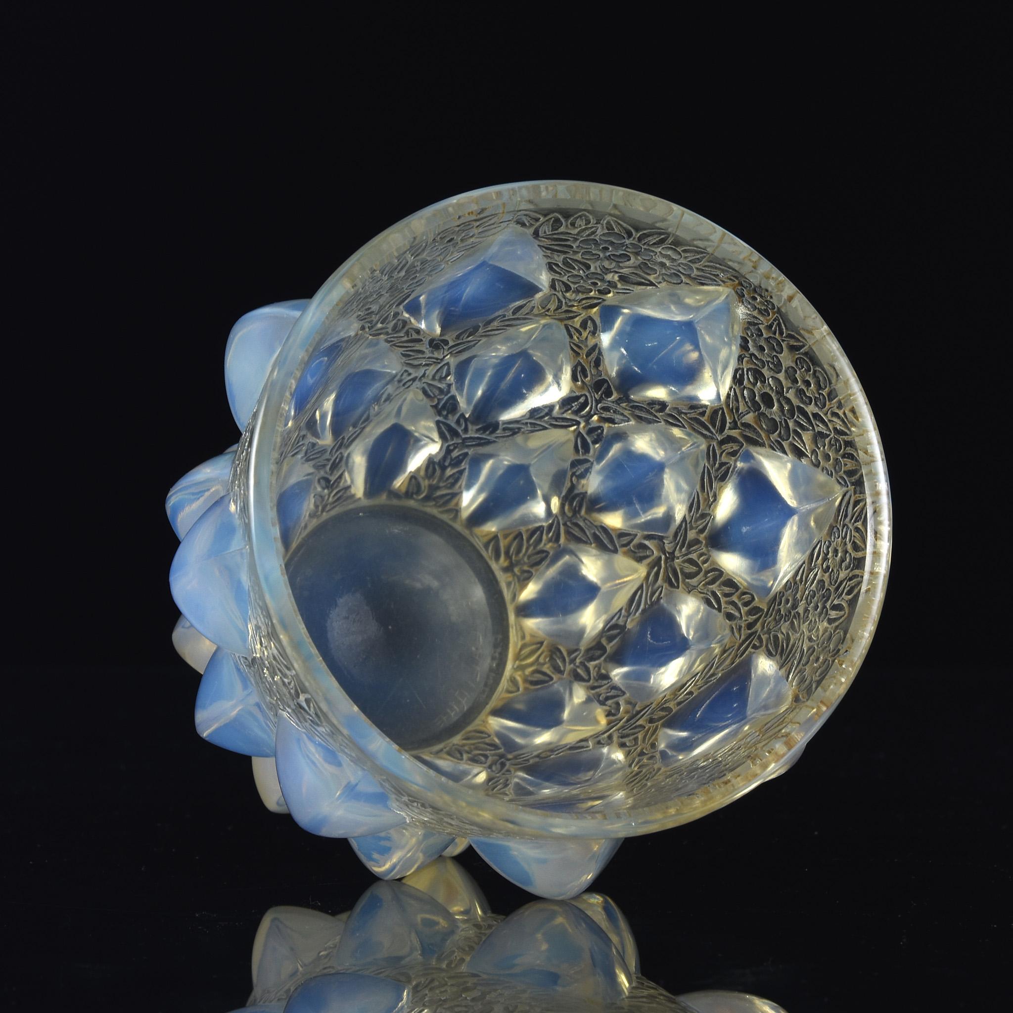 “Rampillon” Art Deco Vase by René Lalique, circa 1930 In Excellent Condition In London, GB