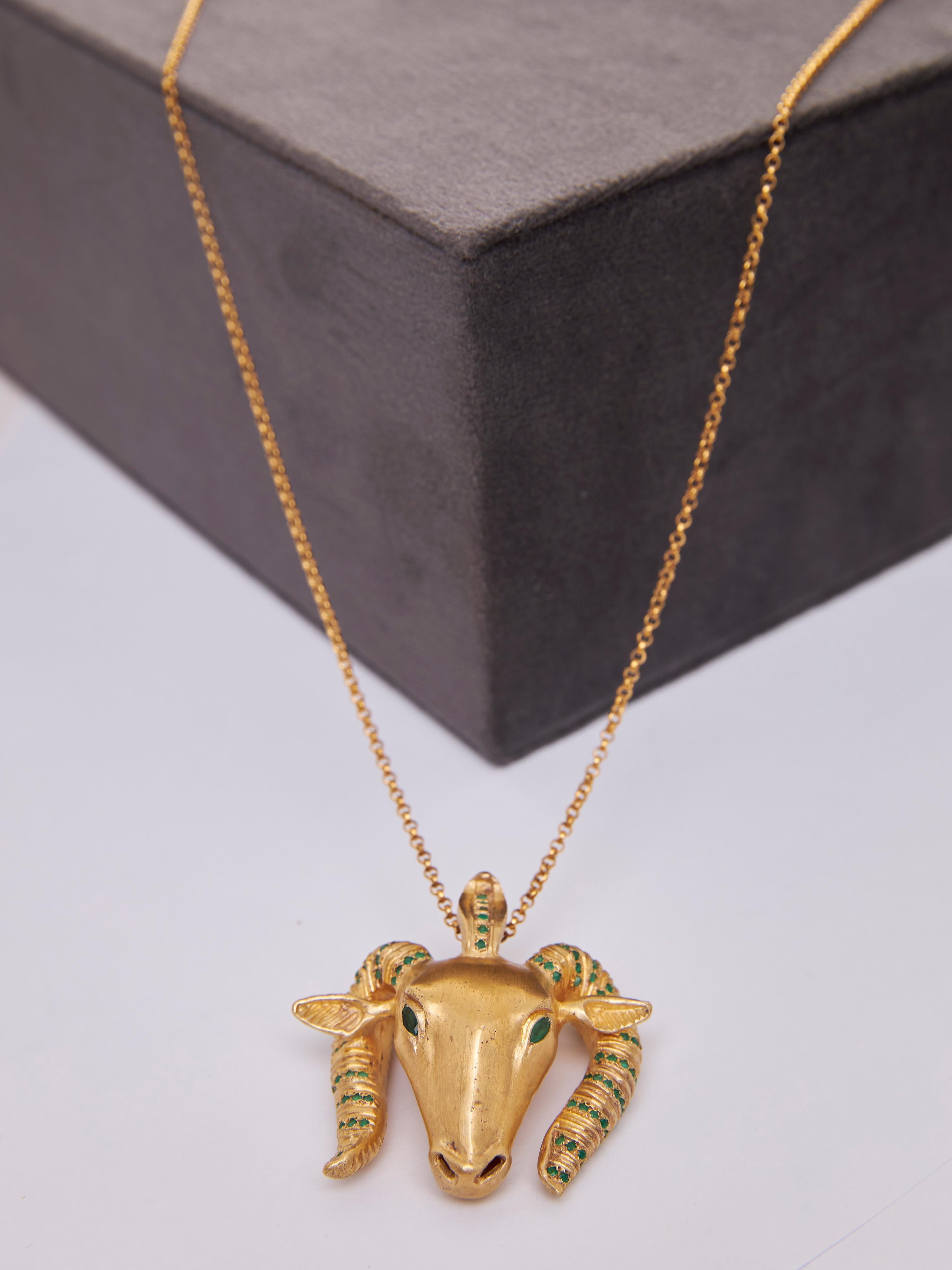 Ram's-Head-Amulett aus Silber, 24 Karat vergoldet und Smaragd (Revival) im Angebot