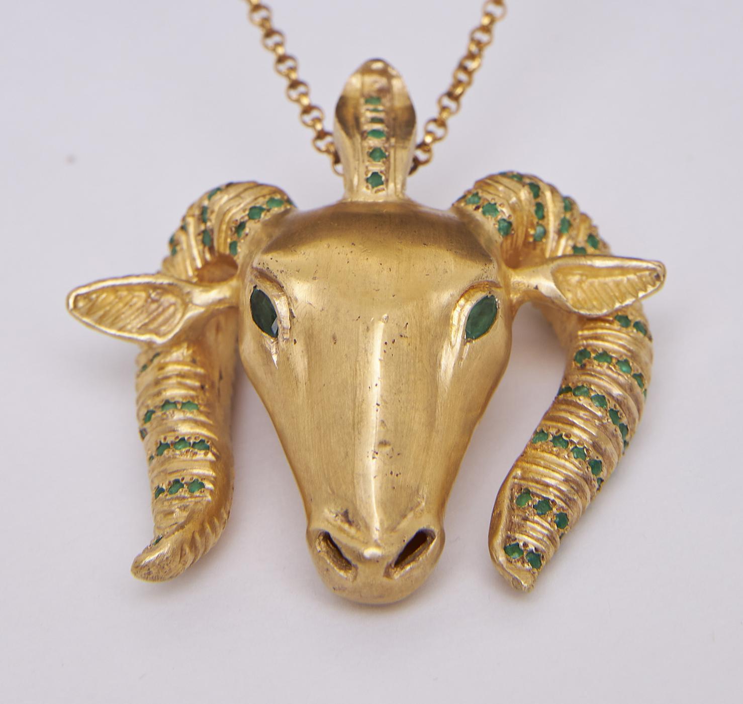 Ram's-Head-Amulett aus Silber, 24 Karat vergoldet und Smaragd (Marquiseschliff) im Angebot