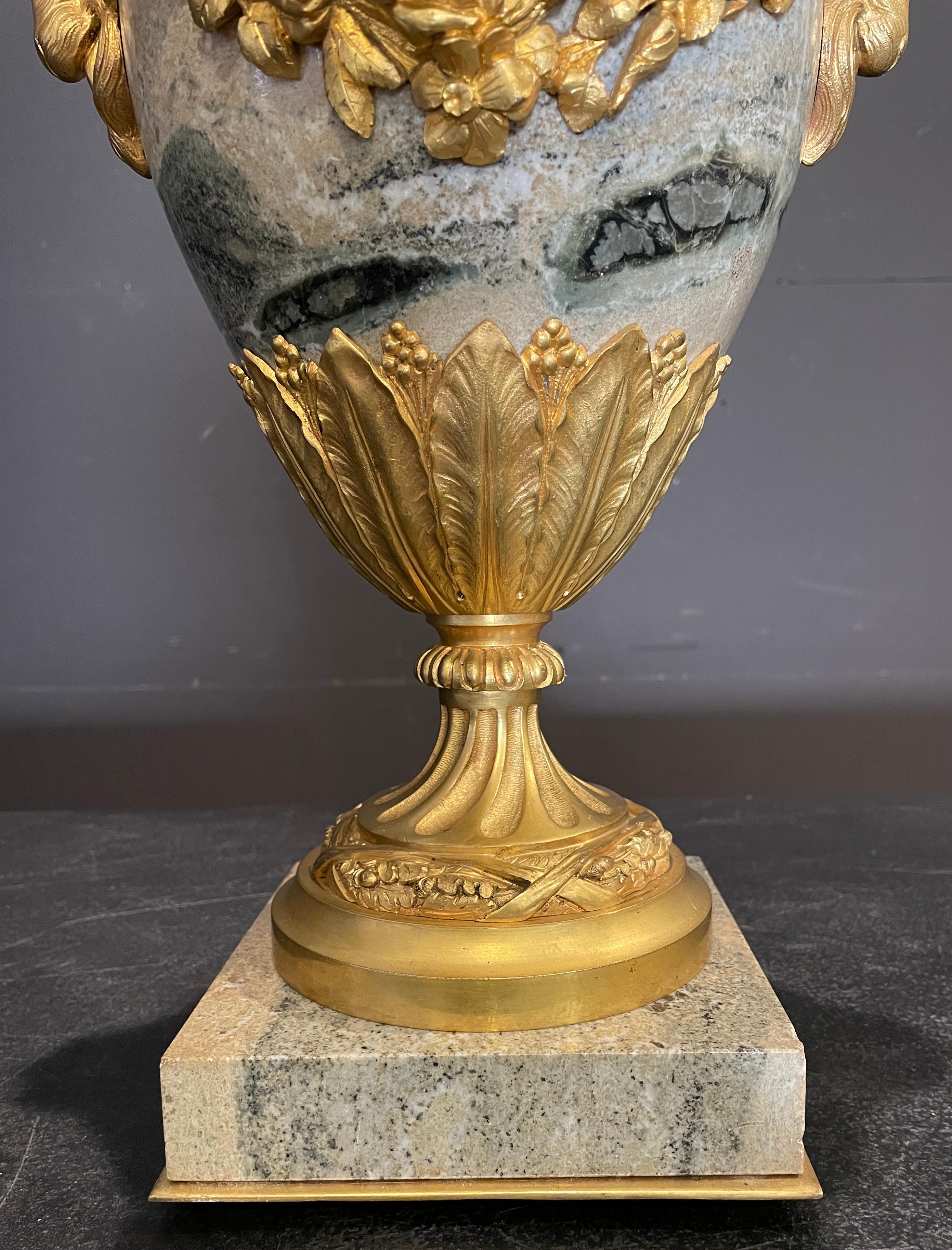 Louis XVI Doré  Lampe en marbre montée sur bronze avec tête de bélier en vente