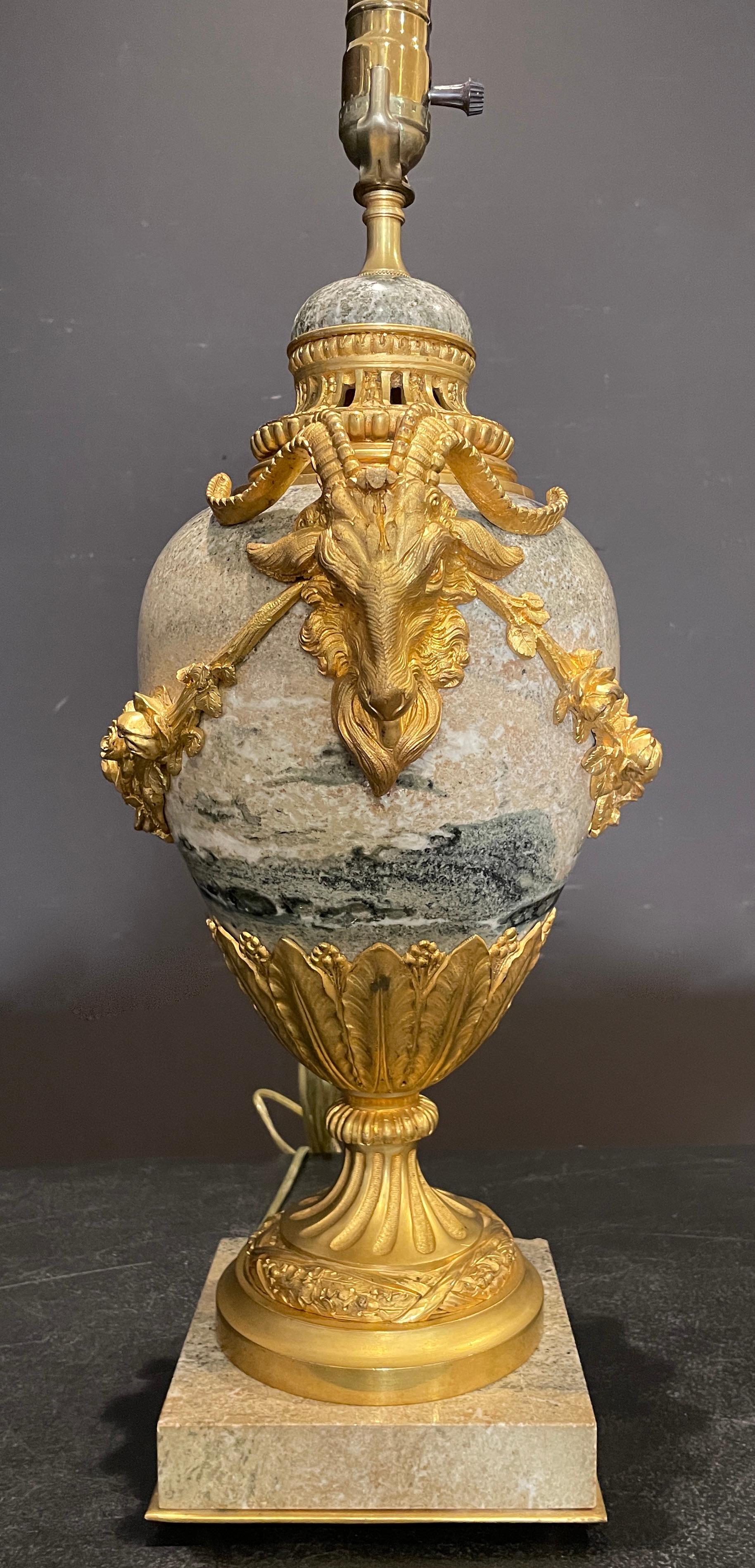 Français Doré  Lampe en marbre montée sur bronze avec tête de bélier en vente