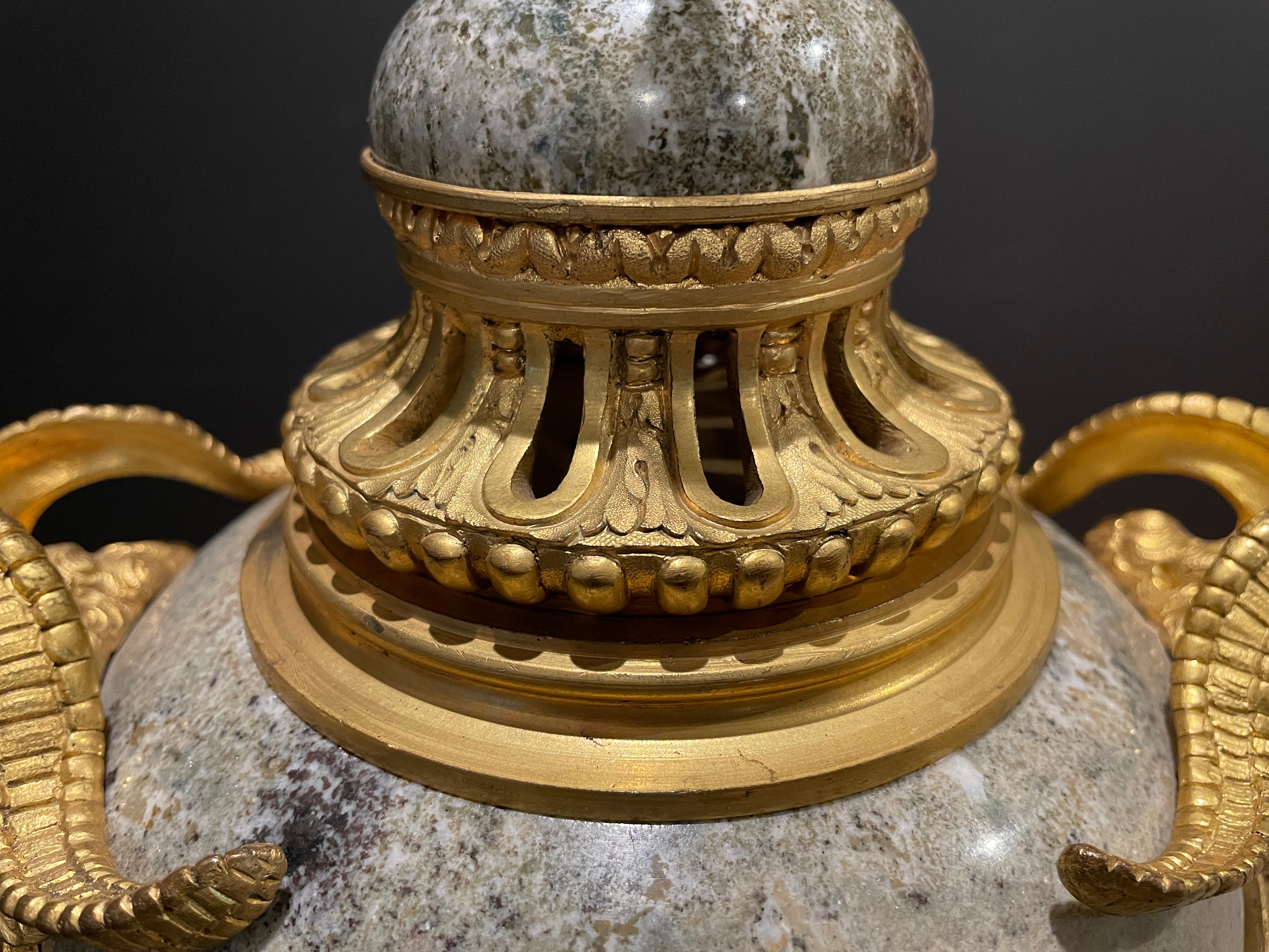 Vergoldet  Bronzemontierte Marmorlampe mit Widderkopf aus Bronze im Zustand „Gut“ im Angebot in Norwood, NJ