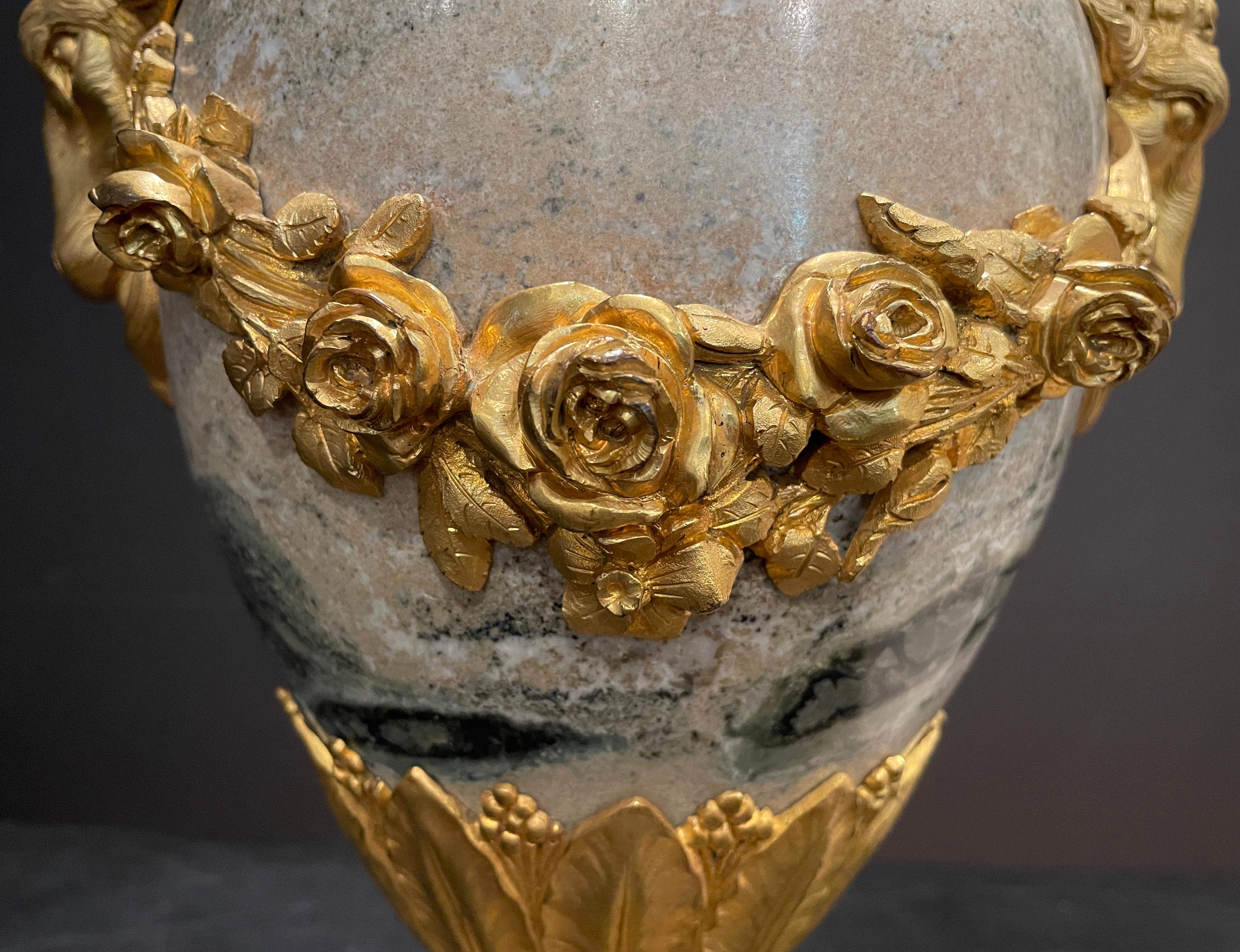 Vergoldet  Bronzemontierte Marmorlampe mit Widderkopf aus Bronze im Angebot 1