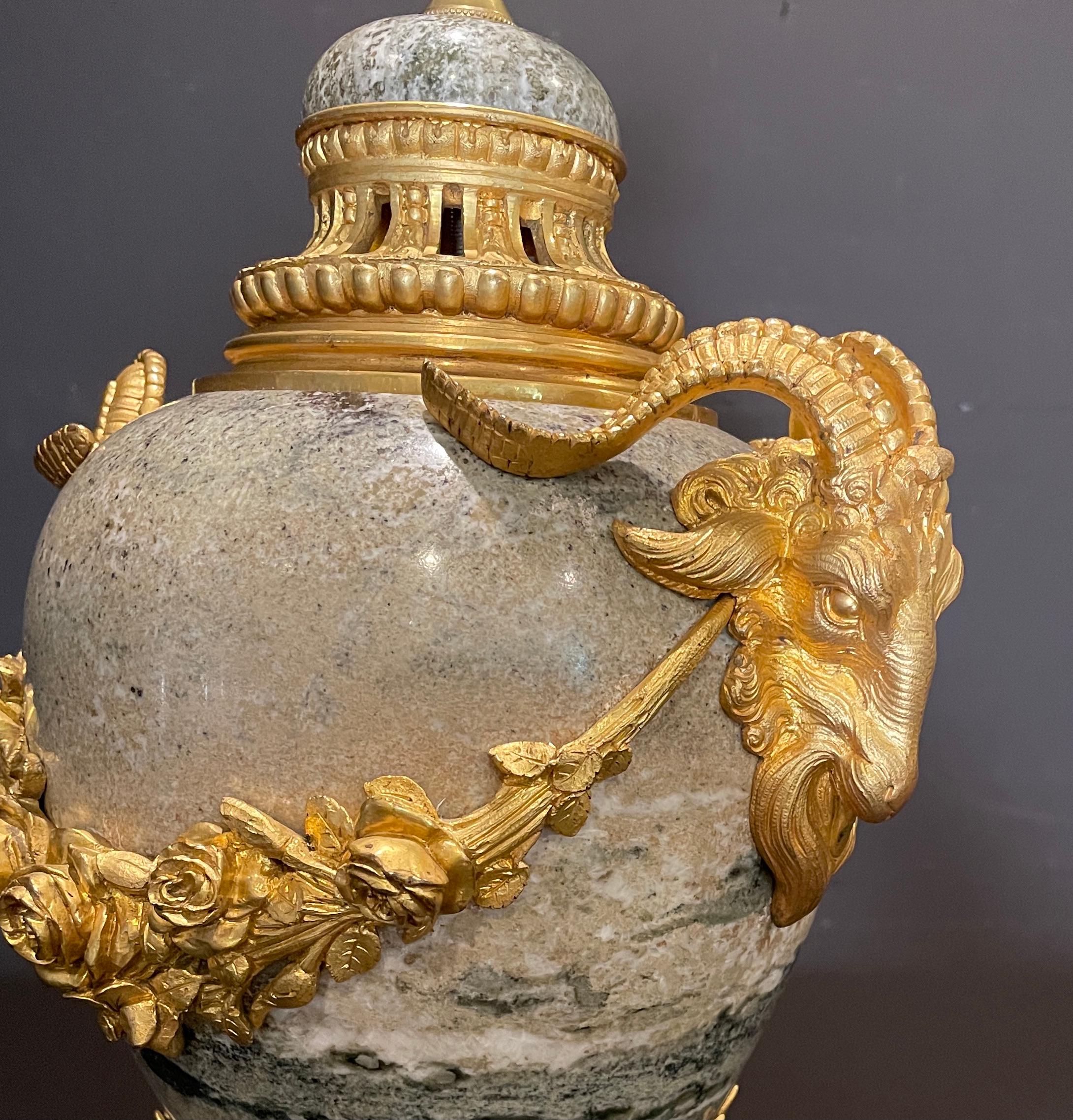 Doré  Lampe en marbre montée sur bronze avec tête de bélier en vente 1