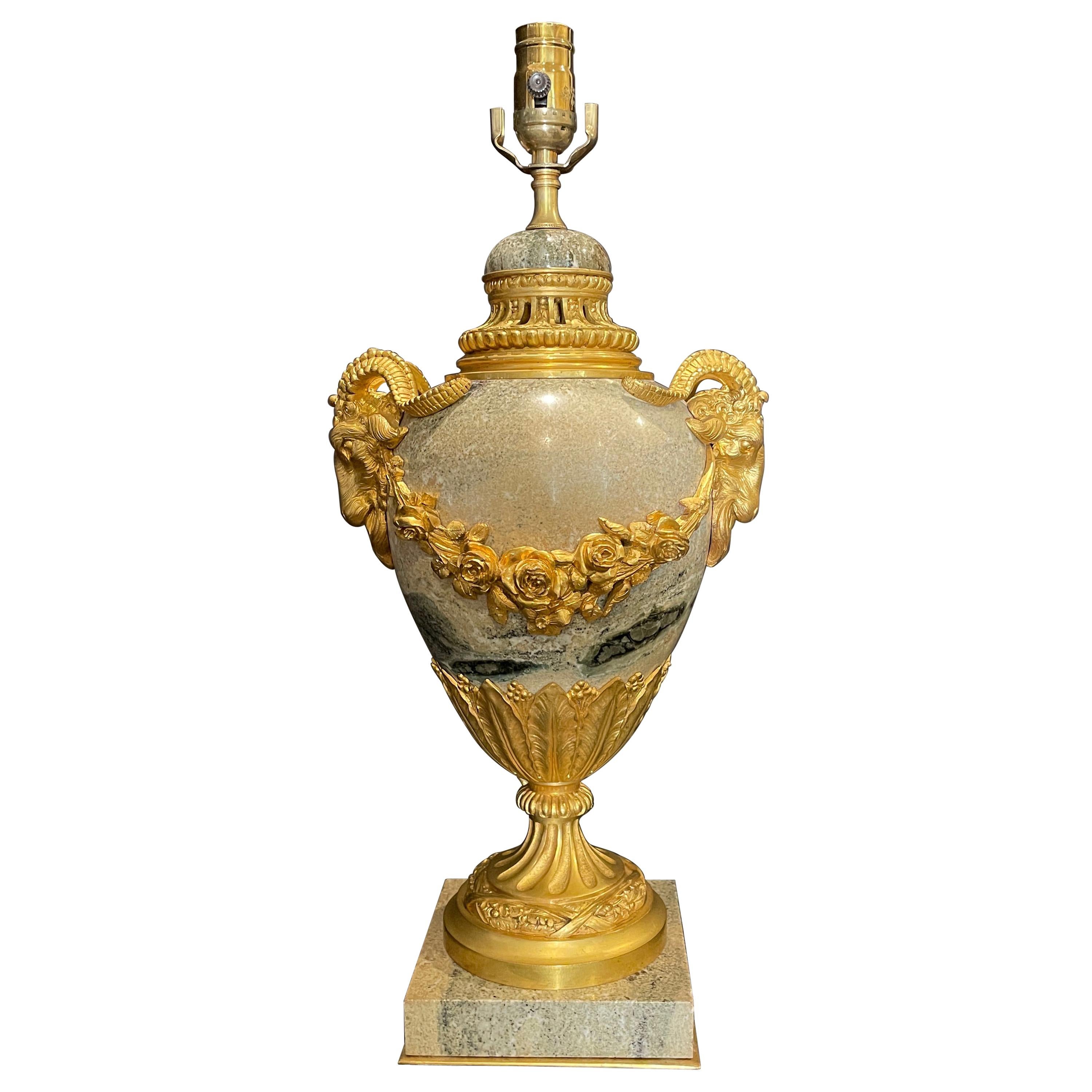 Doré  Lampe en marbre montée sur bronze avec tête de bélier en vente