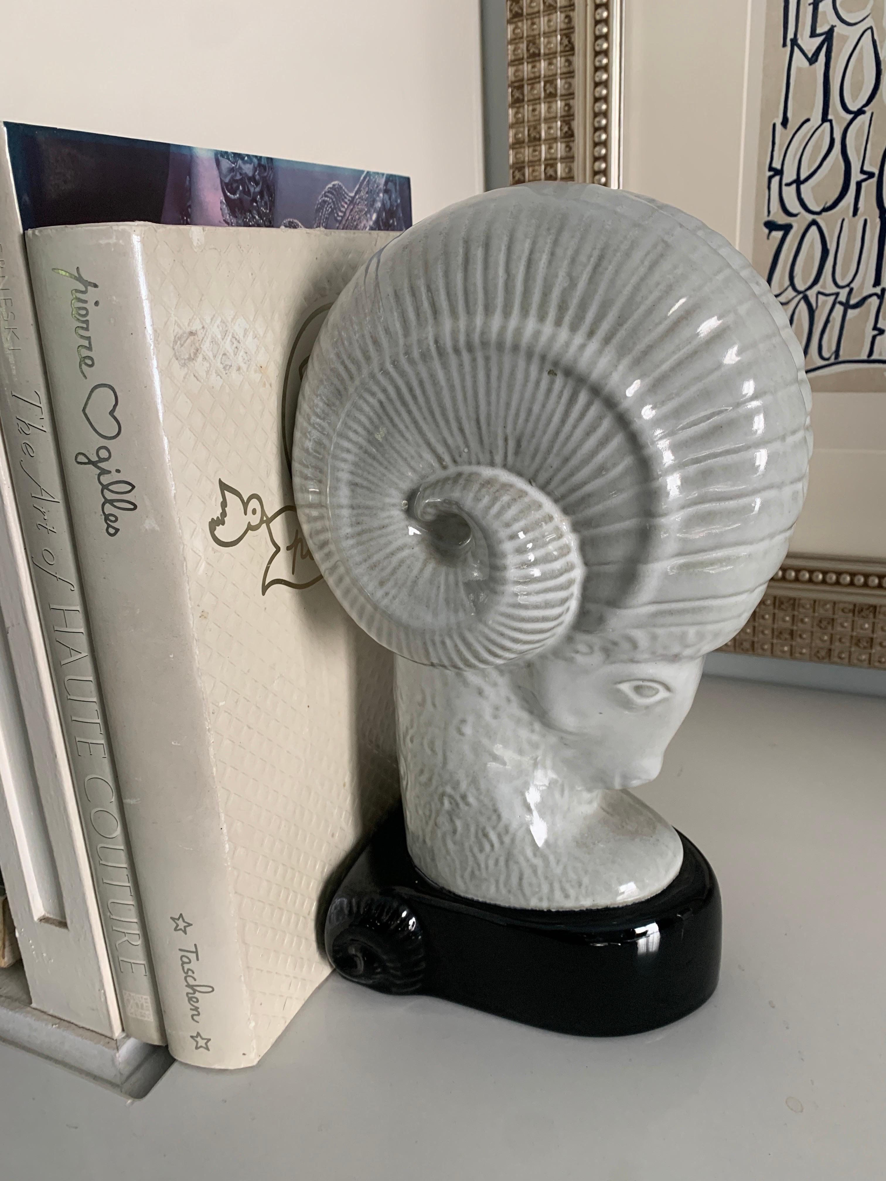Une très belle et grande sculpture d'une tête de bélier - parfaitement adaptée comme serre-livre pour les grands livres, ou comme pièce décorative autonome. Pas d'éclats ni de fissures.