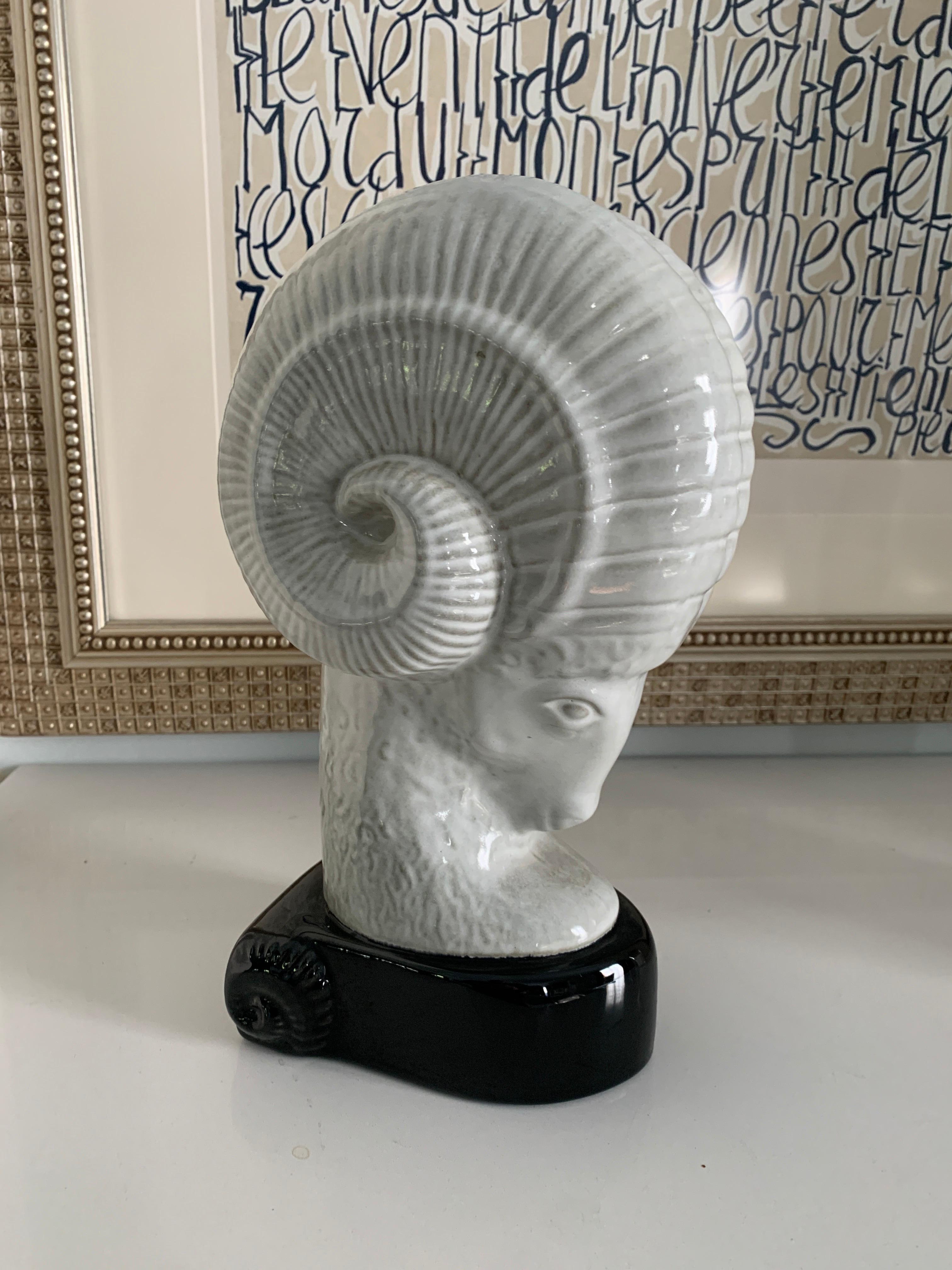 Ramskopf-Keramik-Skulptur Buchstütze im Angebot 2