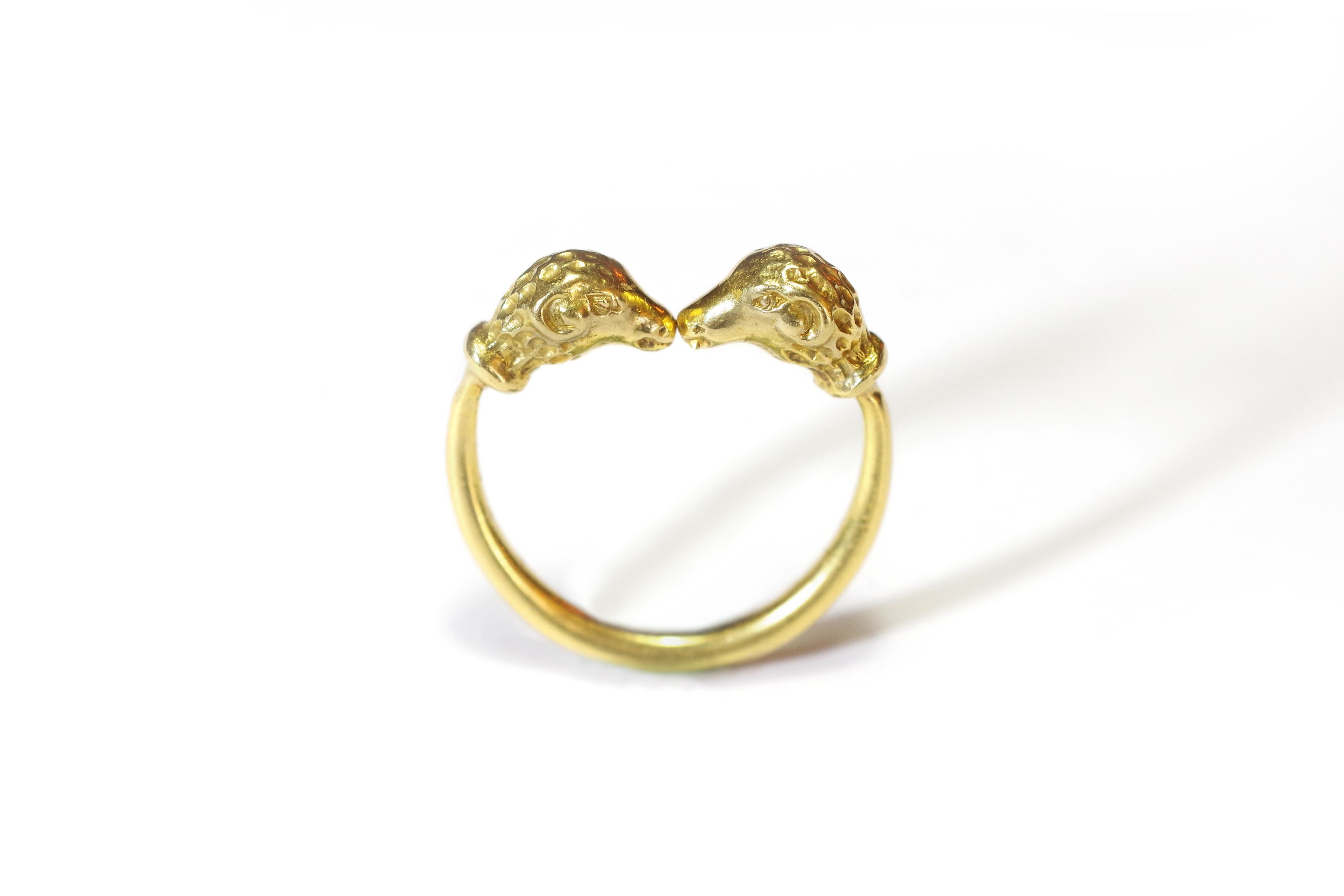 Torque Rams heads ring in 18 karats gold. Ring with double rams heads facing each other with a rich butter gold patina. The ring is plain gold. Antique style ring, circa 1940.
 
Camel head hallmark (1917-1940)

Finger size : 54 UE or 6.75 US