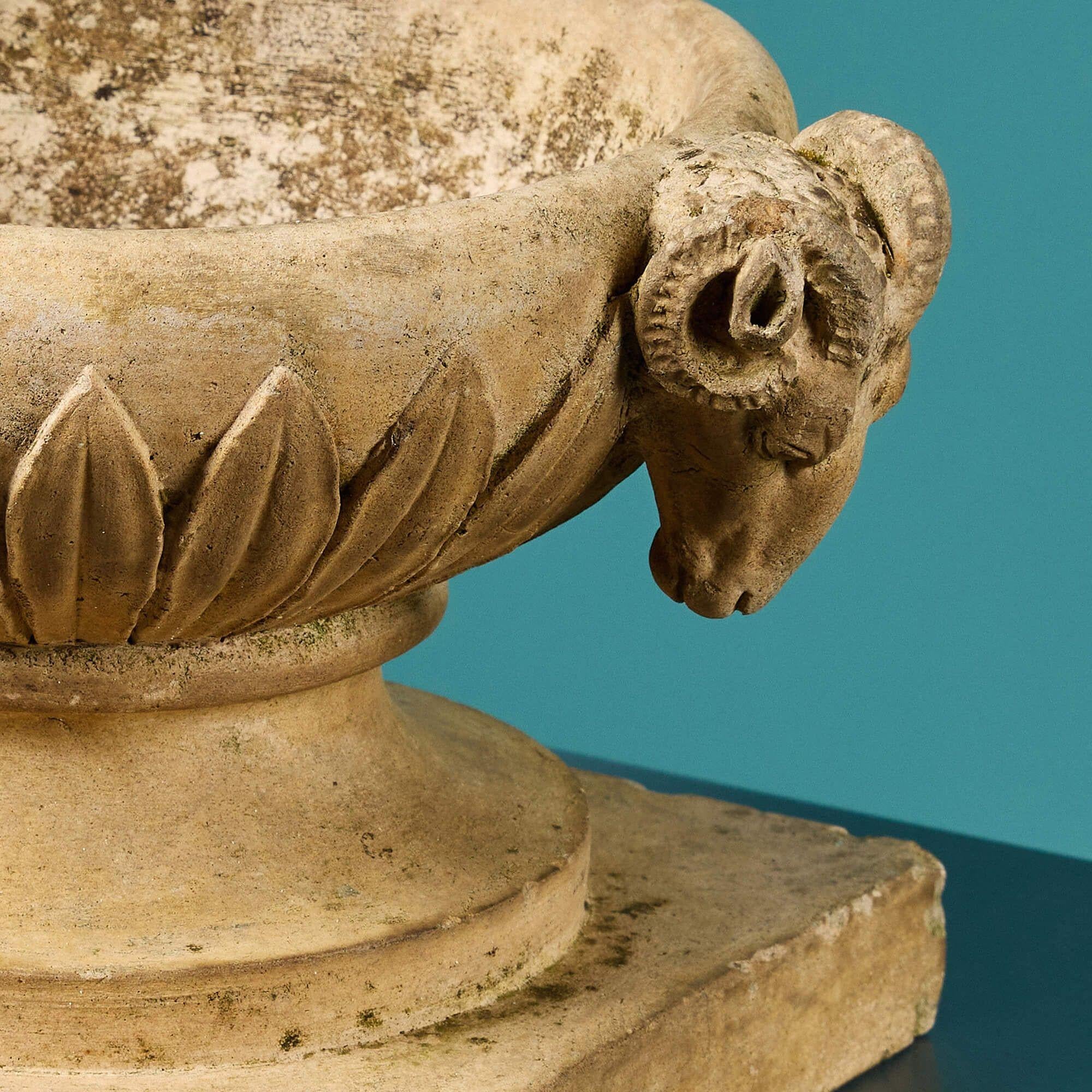 Widderkopf-Urne aus Coade-Stein im Tazza-Stil (Englisch) im Angebot