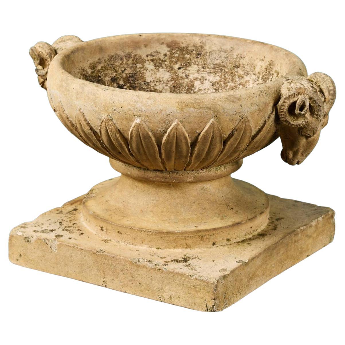 Widderkopf-Urne aus Coade-Stein im Tazza-Stil