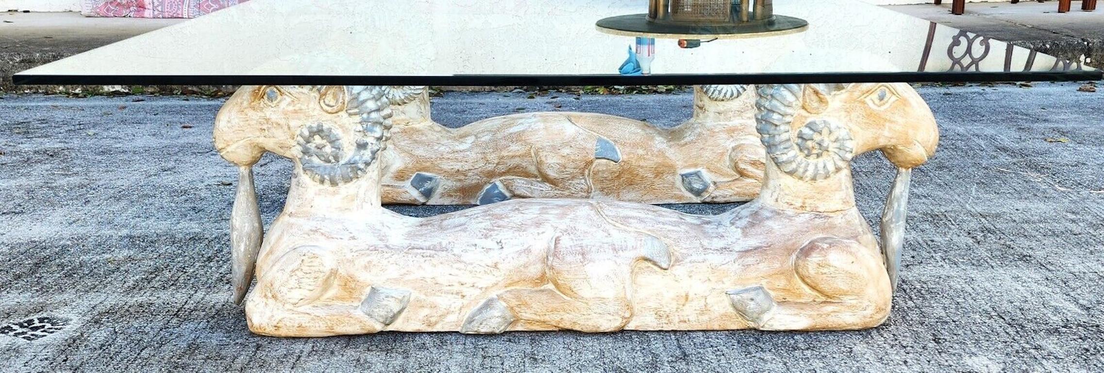 Pour une description complète de l'article, cliquez sur CONTINUER LA LECTURE au bas de cette page.

Offrant l'une de nos récentes acquisitions de meubles fins Palm Beach Estate de A
Table à cocktail en bois massif sculpté des années 1980 à double