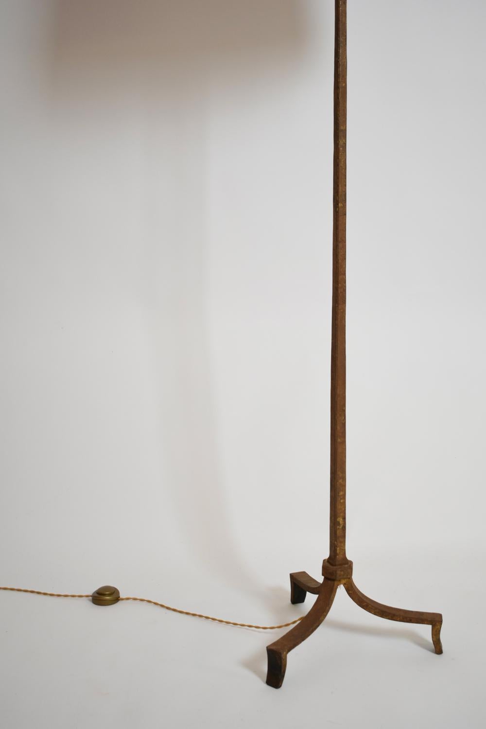 Français Lampadaire tripode en fer forgé Aamsay, années 1960. en vente