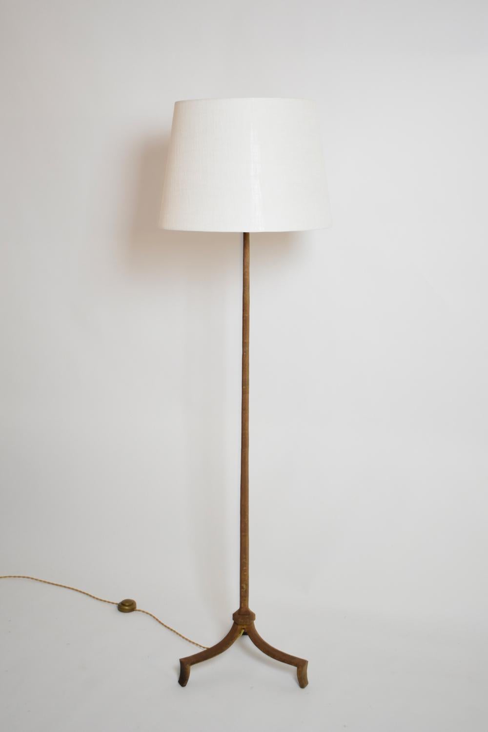 Lampadaire tripode en fer forgé Aamsay, années 1960. Excellent état - En vente à Lisboa, PT