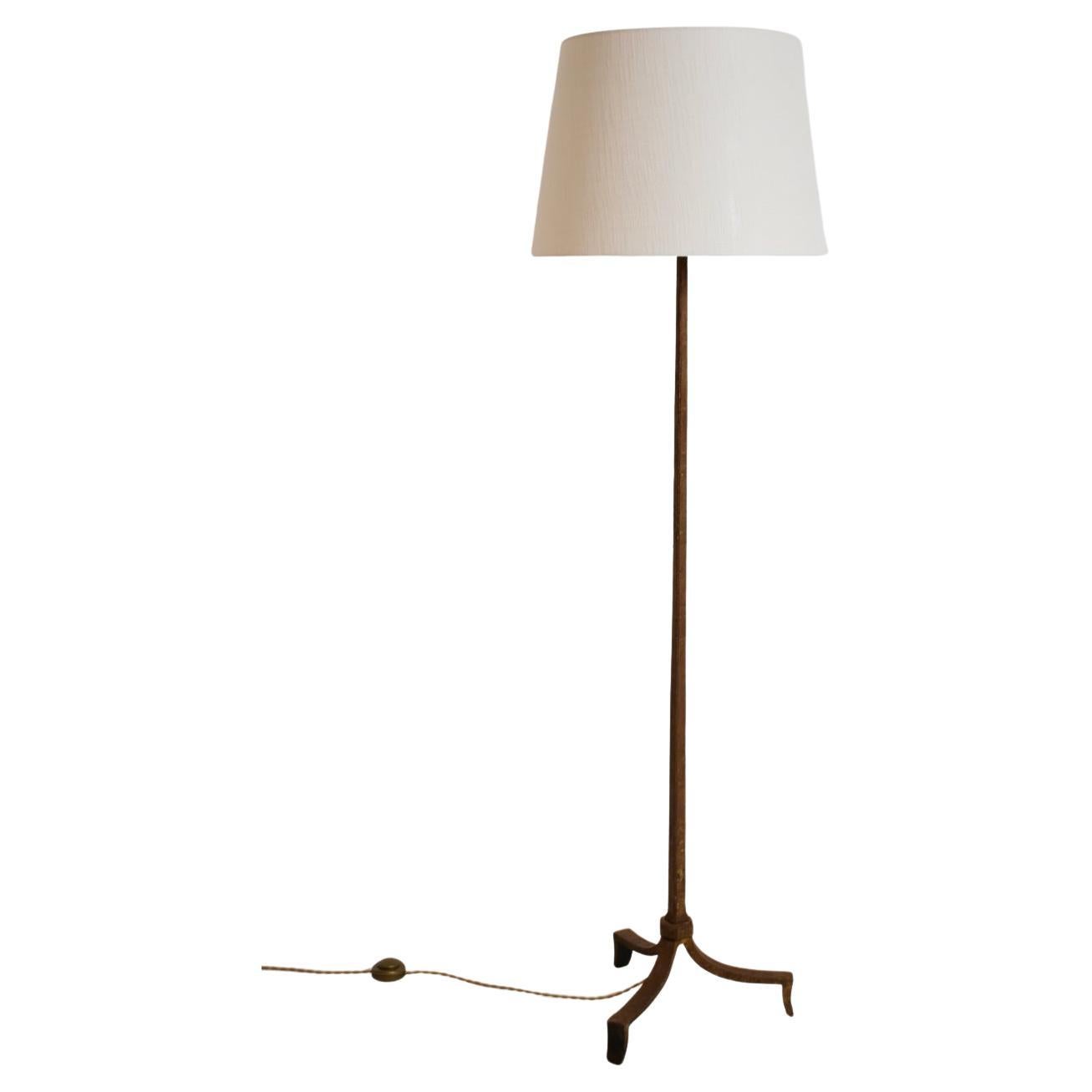 Lampadaire tripode en fer forgé Aamsay, années 1960. en vente