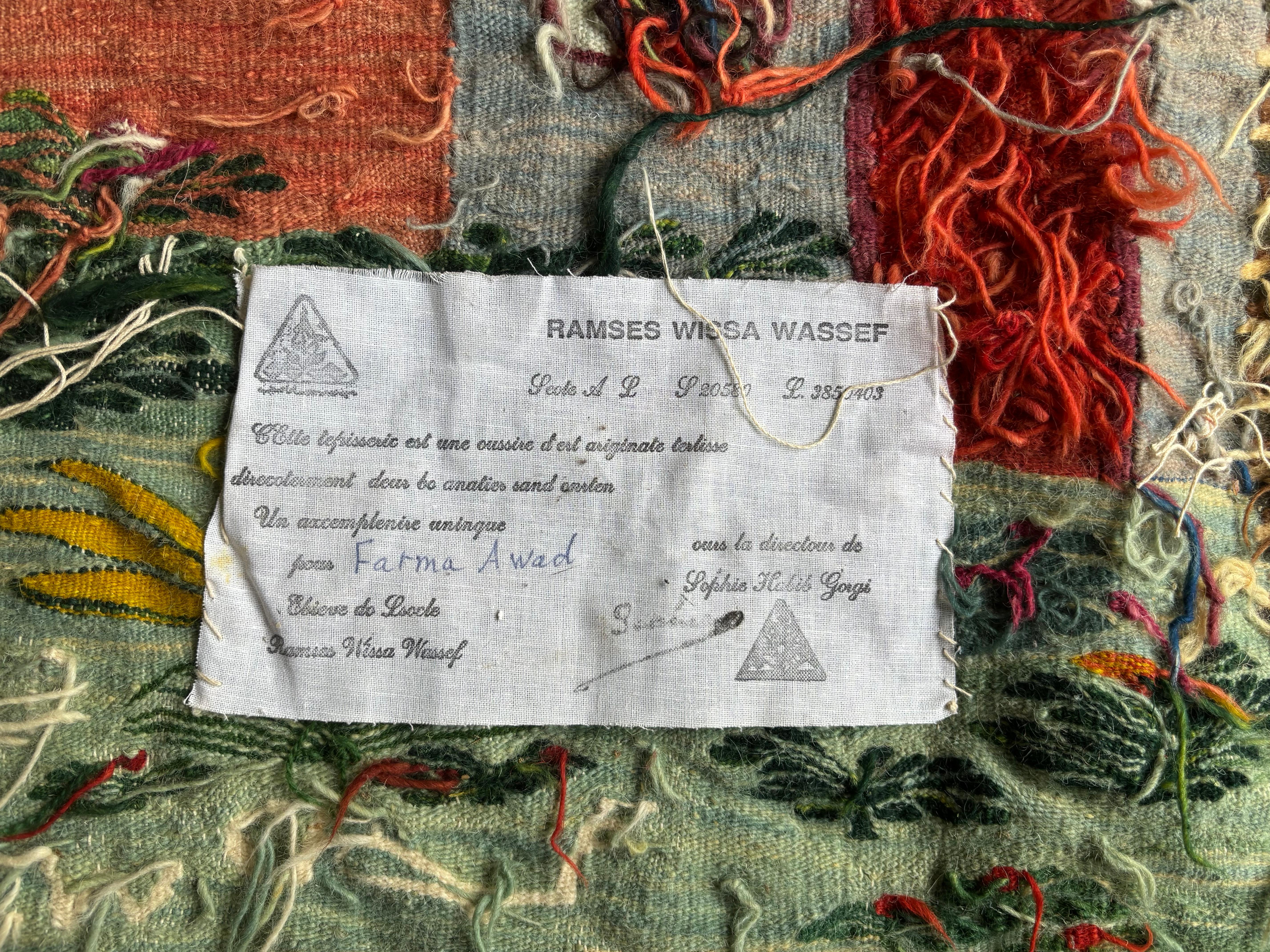 Wandteppich aus Wolle von Ramses Wissa Wassef, zeigt die Künstlerin Fatma Awad, Label (Handgewebt) im Angebot