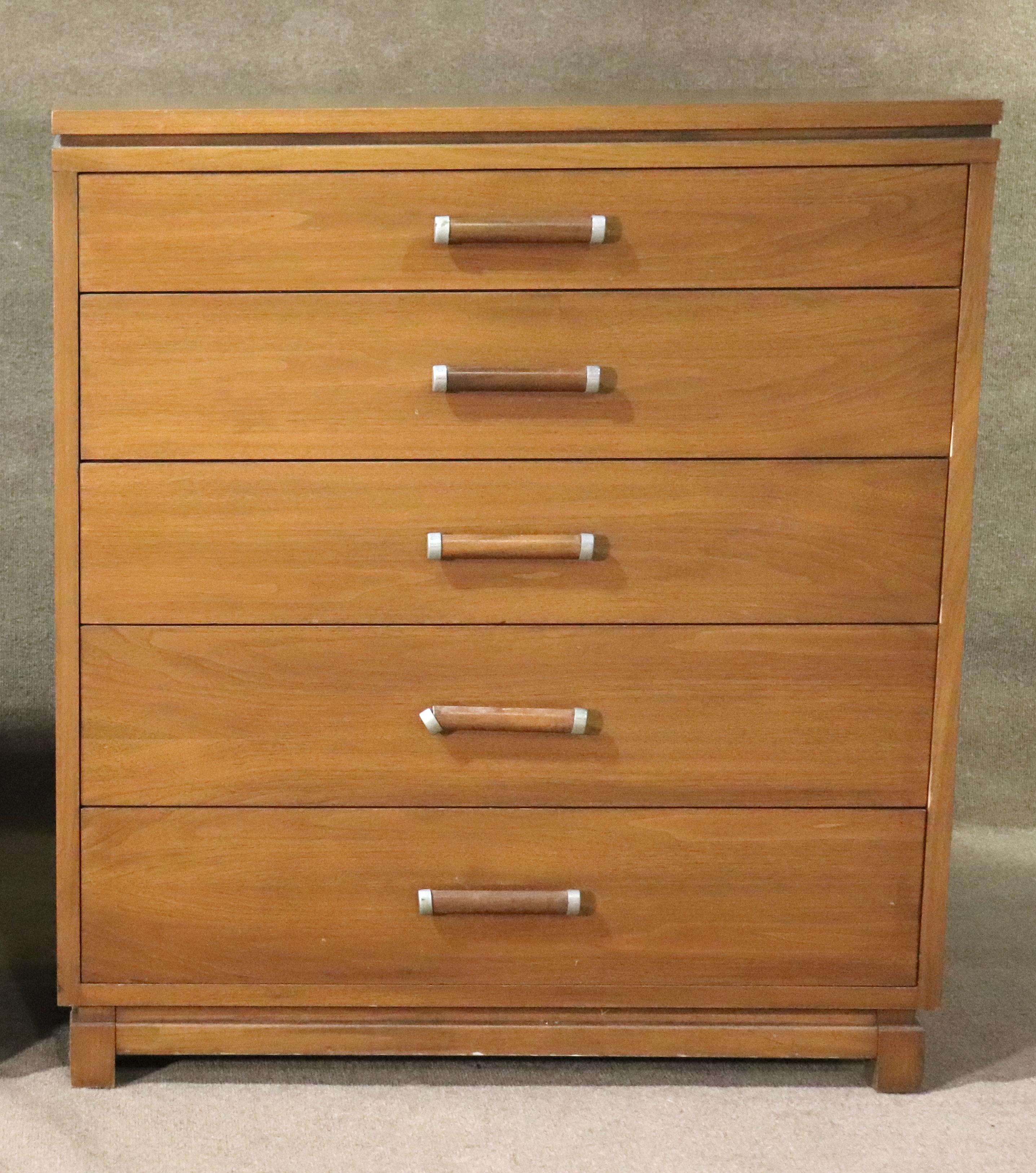 Ramseur Chest of Drawers  In Good Condition For Sale In Brooklyn, NY