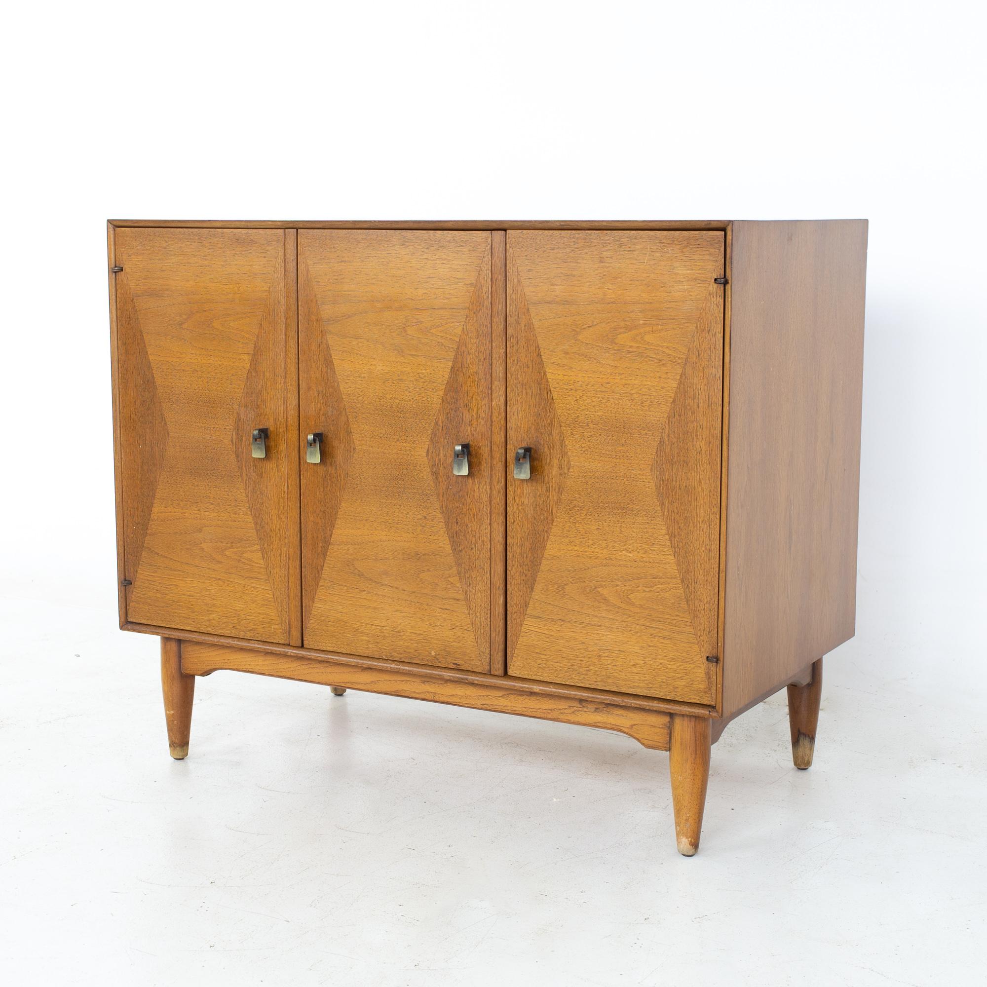 Ramseur MCM Inlaid Walnut Thin Bookcase Sideboard Credenza Buffet and Hutch In Good Condition In Countryside, IL