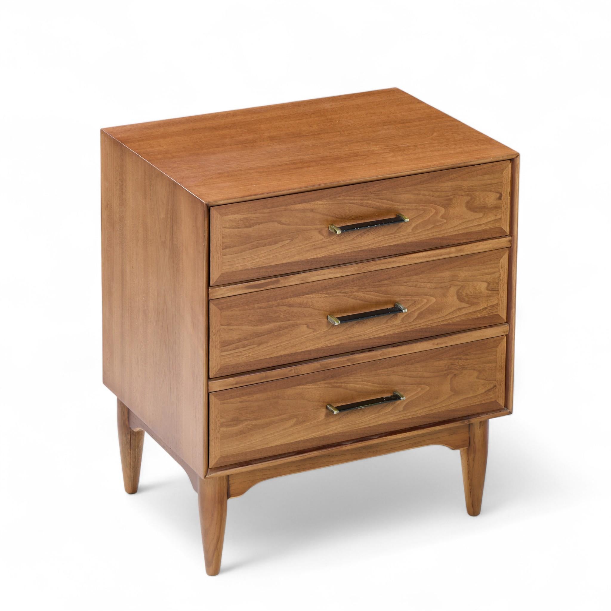 Ramseur Mid Century Walnut 3-Drawer Nightstands - Pair en vente 3