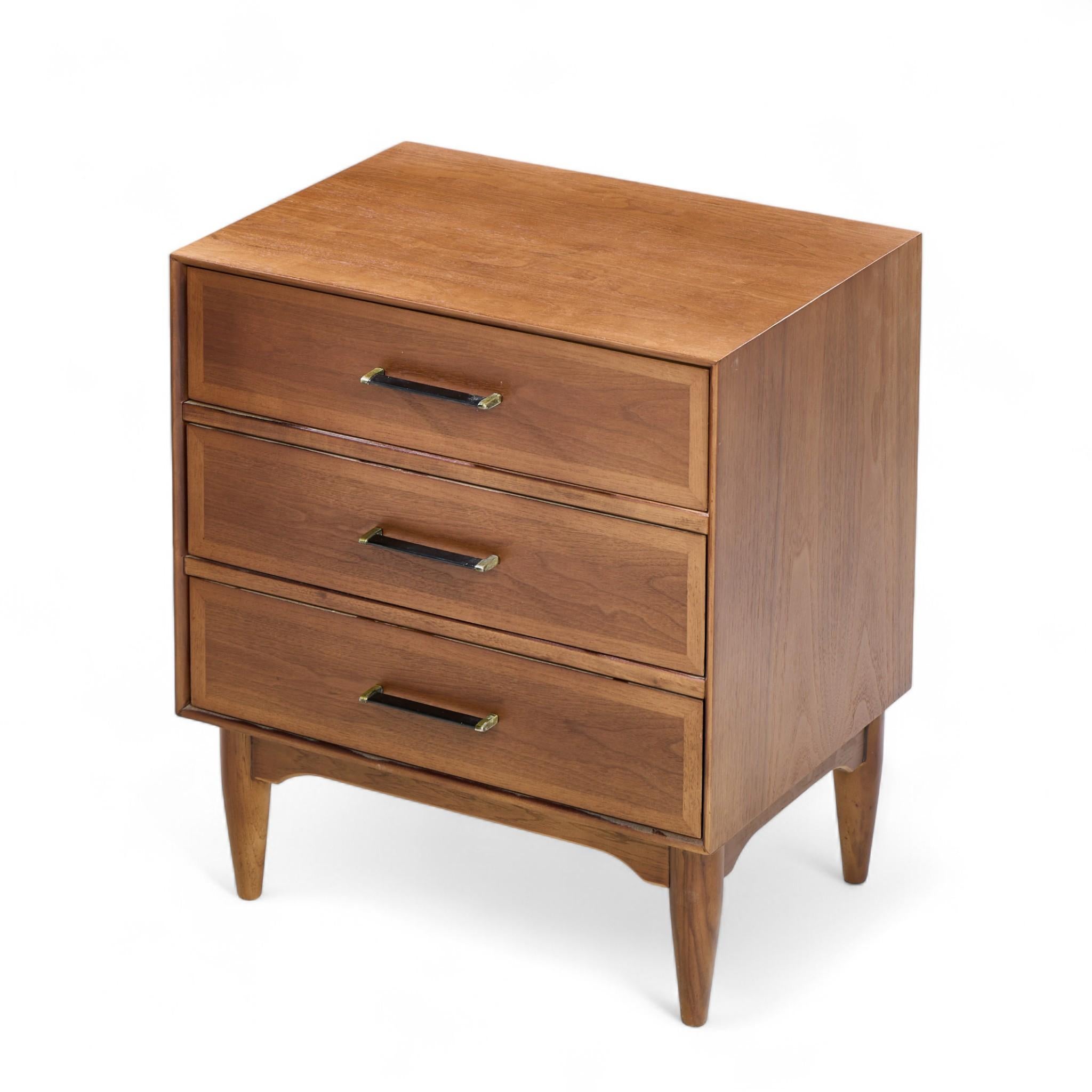 Ramseur Mid Century Walnut 3-Drawer Nightstands - Pair en vente 4