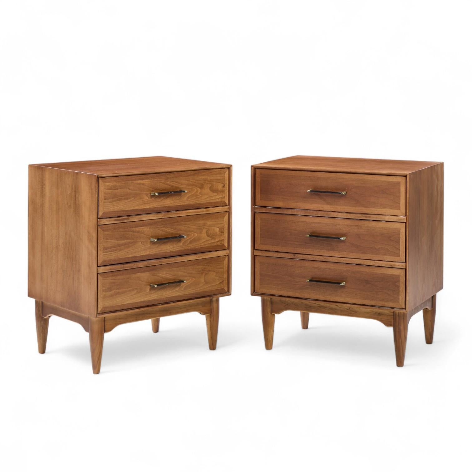 Ramseur Mid Century Walnut 3-Drawer Nightstands - Pair

Chaque table de nuit mesure : 22 de large x 16 de profond x 25.25 de haut

Restauré - Condit ! Prêt à être expédié.

Nous prenons nos photos dans un studio à éclairage contrôlé afin de montrer