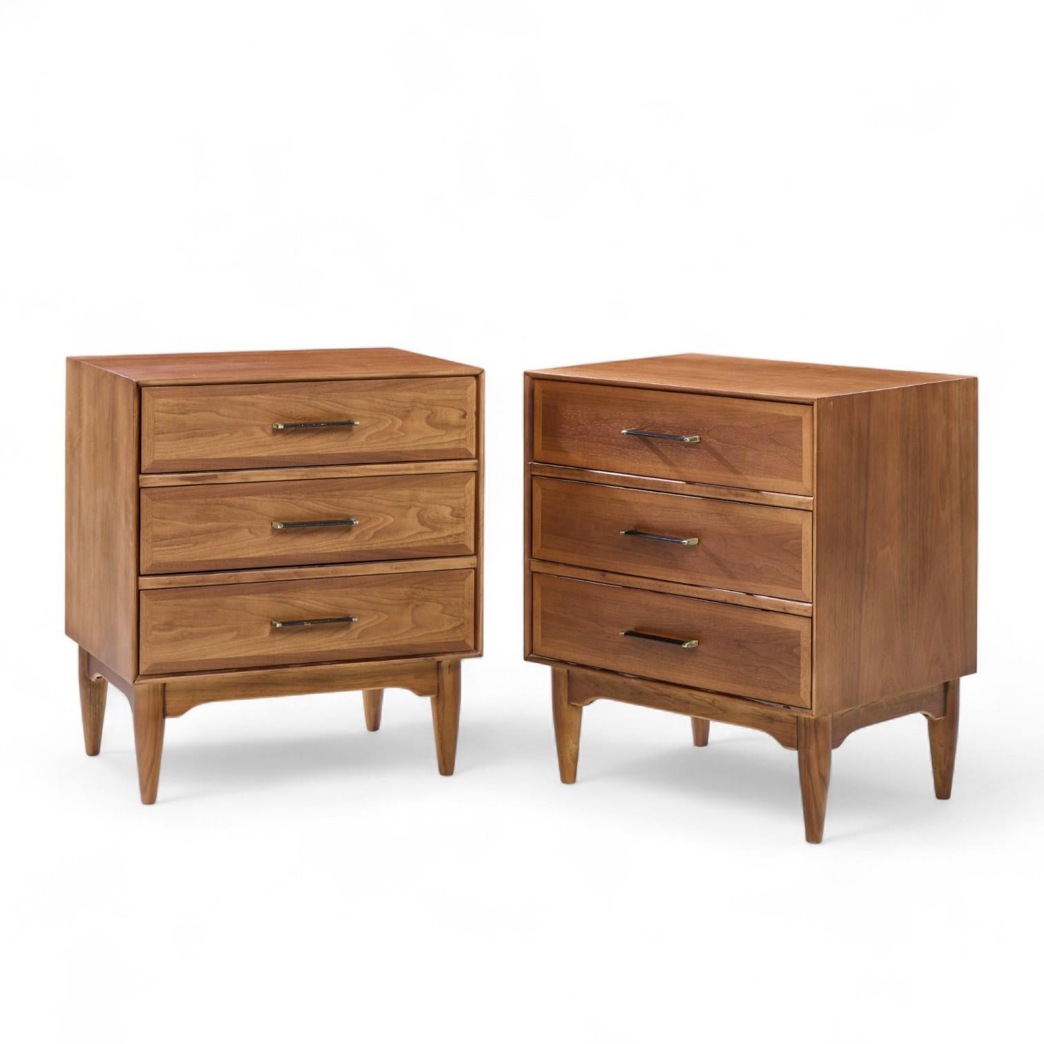 Mid-Century Modern Ramseur Mid Century Walnut 3-Drawer Nightstands - Pair en vente