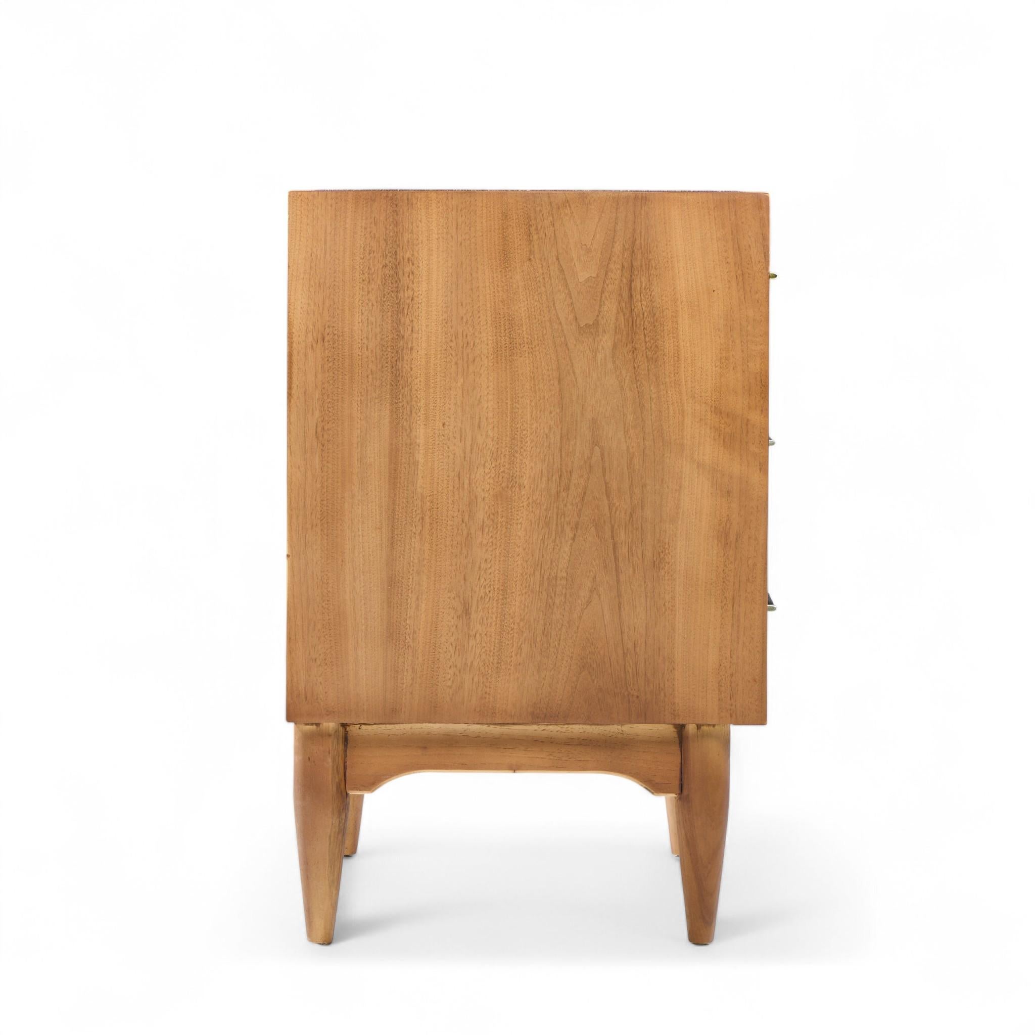 Américain Ramseur Mid Century Walnut 3-Drawer Nightstands - Pair en vente