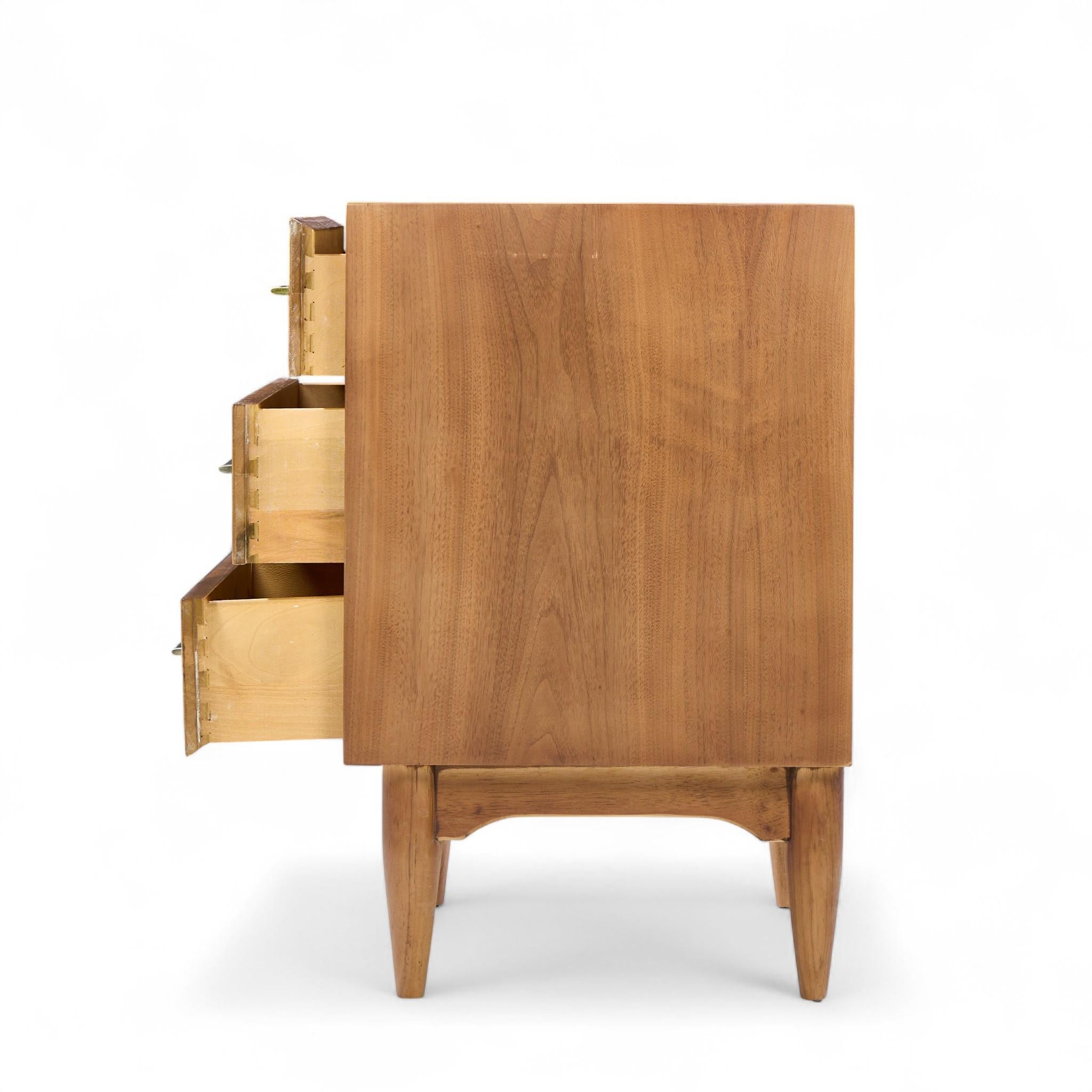 Ramseur Mid Century Walnut 3-Drawer Nightstands - Pair Bon état - En vente à Franklin Park, IL