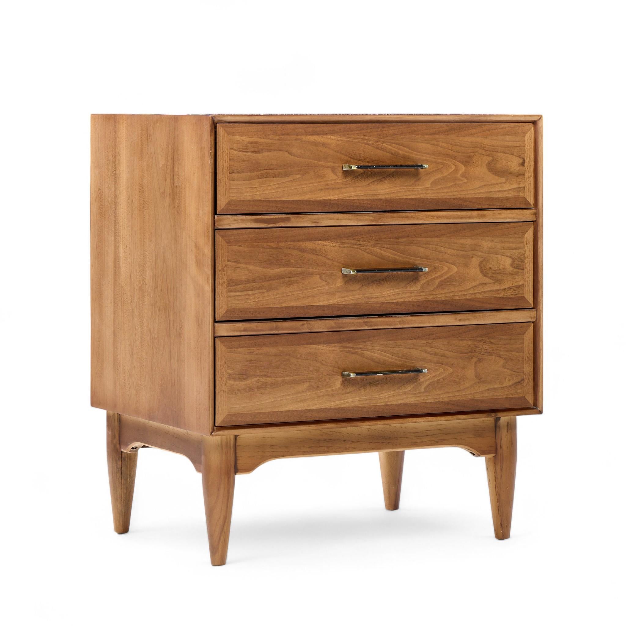 20ième siècle Ramseur Mid Century Walnut 3-Drawer Nightstands - Pair en vente