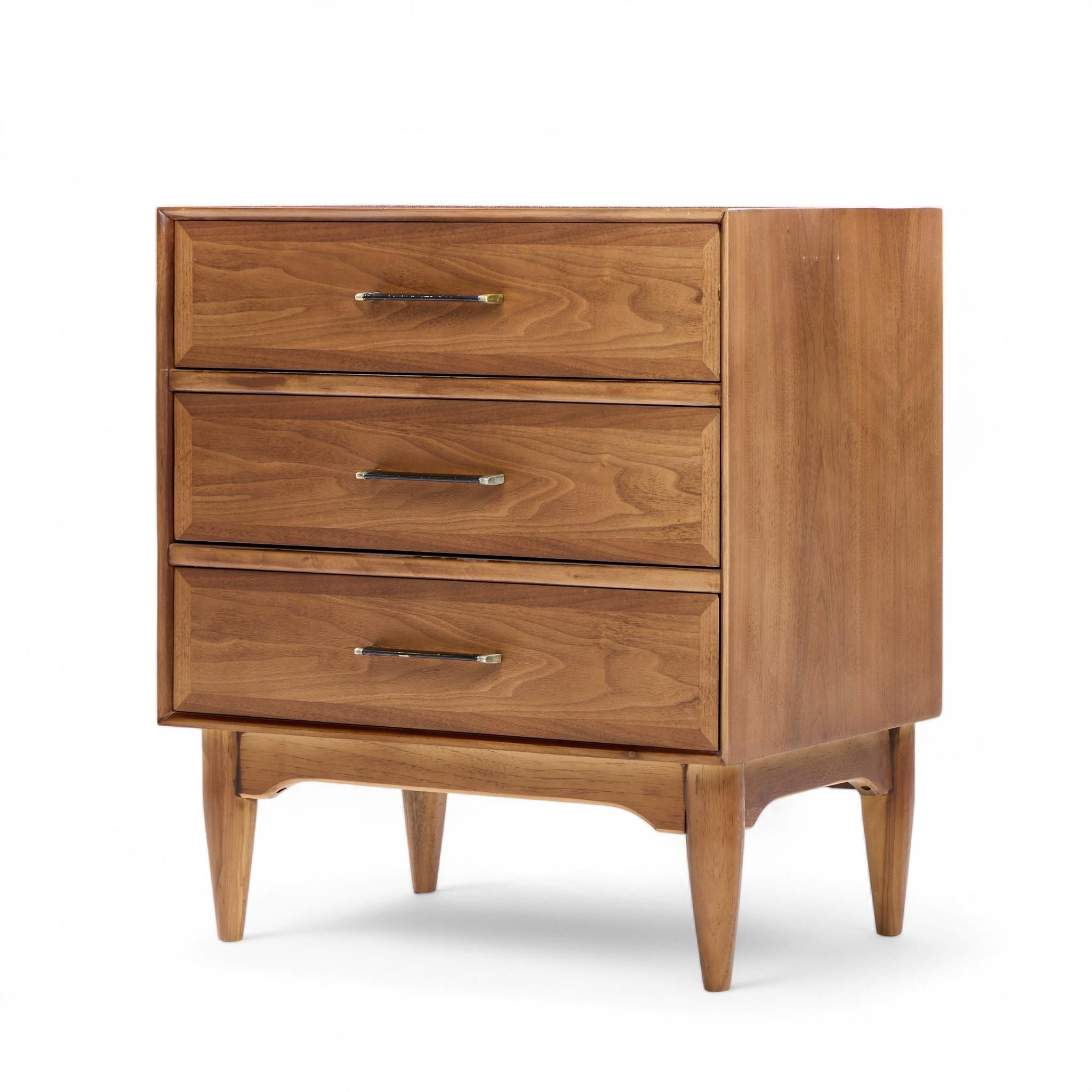 Ramseur Mid Century Walnut 3-Drawer Nightstands - Pair en vente 1