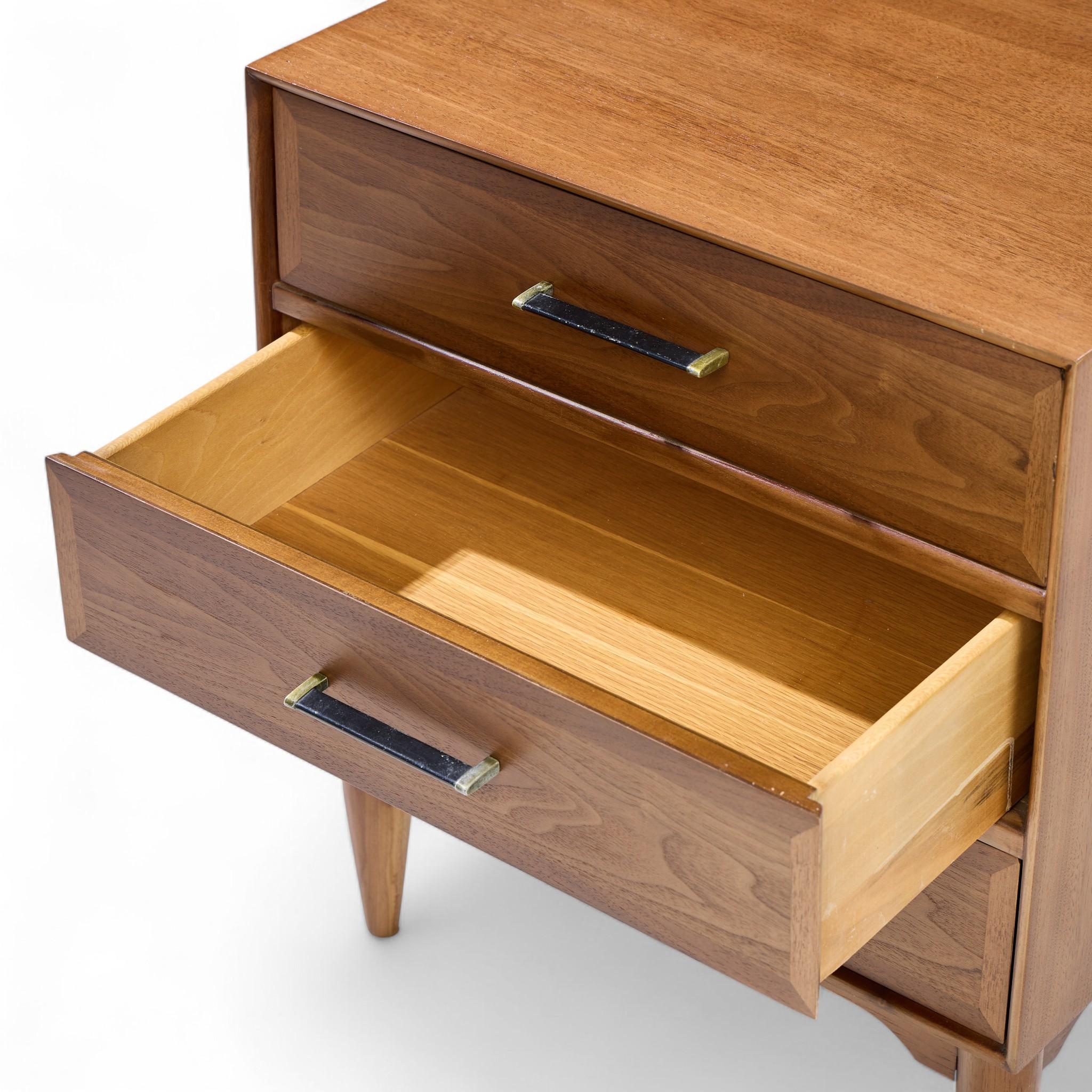 Ramseur Mid Century Walnut 3-Drawer Nightstands - Pair en vente 2