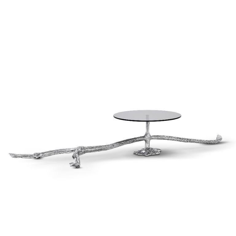 Le Ramum Cake Stand I est un équilibre raffiné entre l'art et la fonction, conçu pour rehausser toute occasion avec sa forme inspirée de la nature et sa finition argentée polie. Inspirée par le mouvement organique des branches d'arbre se balançant