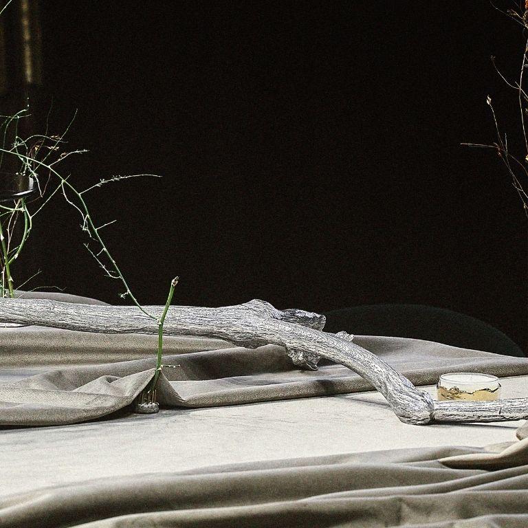 Fait main Ramum I - Porte-gâteau sculptural en métal avec une seule assiette en verre en vente