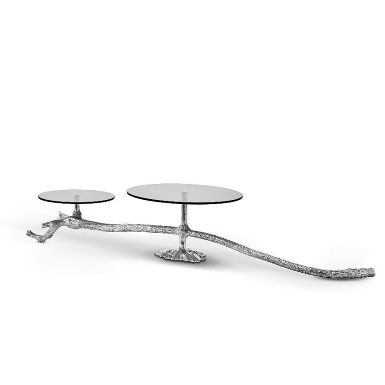 Le Ramum Cake Stand II est une expression raffinée de l'élégance sculpturale et du design fonctionnel, créé pour rehausser toute célébration ou présentation avec facilité. Avec ses deux délicates plaques de verre reposant sur une structure