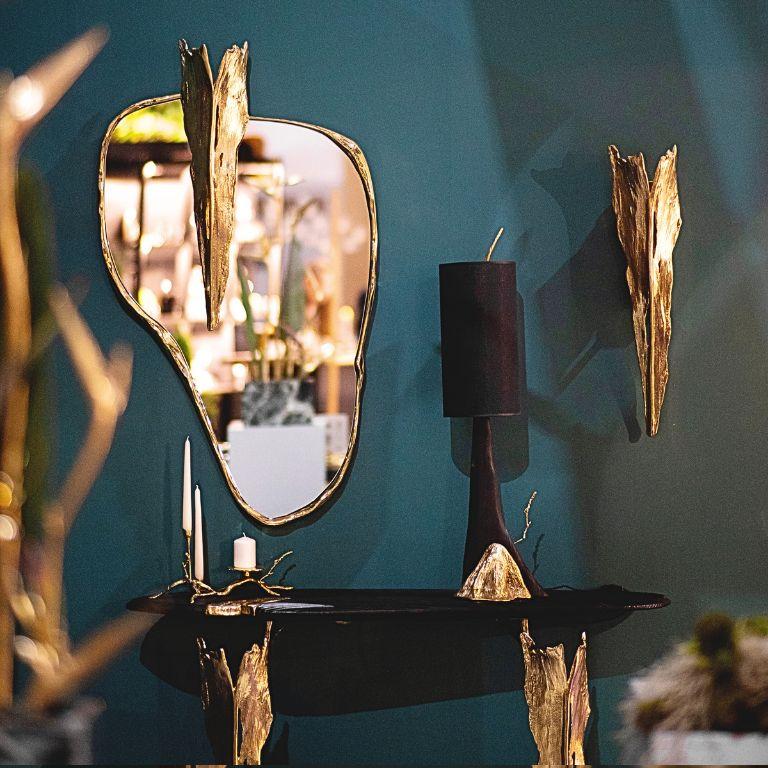 Fait main Lampe de table Ramum au design naturel en laiton et bois en vente