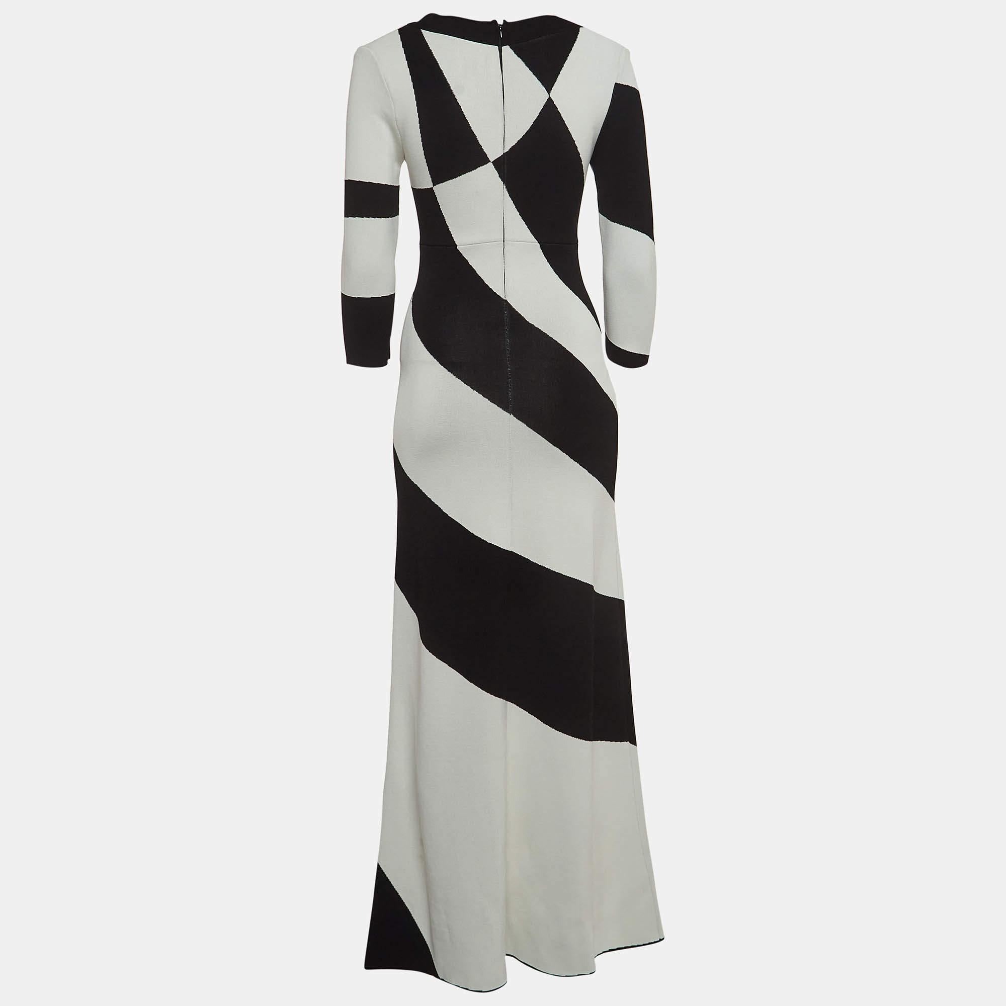The Ramzen dress is a chic and timeless piece, featuring a flattering A-line silhouette with stripes. Crafted from soft knit fabric, it offers comfort and style. The monochromatic palette adds a classic touch, making it suitable for various