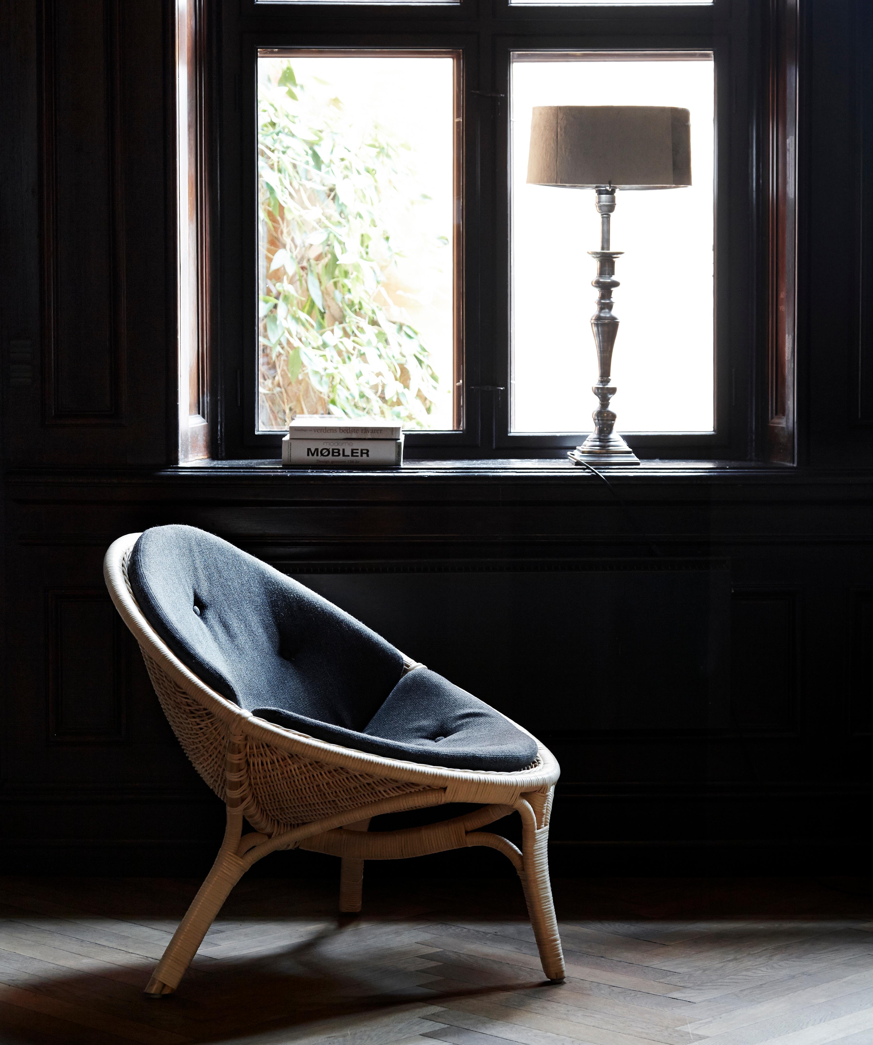 Rana lounge chair. The 3-legged rattan chair, Rana, is one of the first chairs based on the idea of integrating a shell on a frame in one piece, and was the beginning of the rediscovery of the natural material rattans many properties.
Seat and back