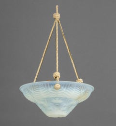 Plafonnier vintage en verre opalin de style Art déco, de la marque Ranc Frères Lalique