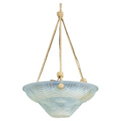 Plafonnier vintage en verre opalin de style Art déco, de la marque Ranc Frères Lalique