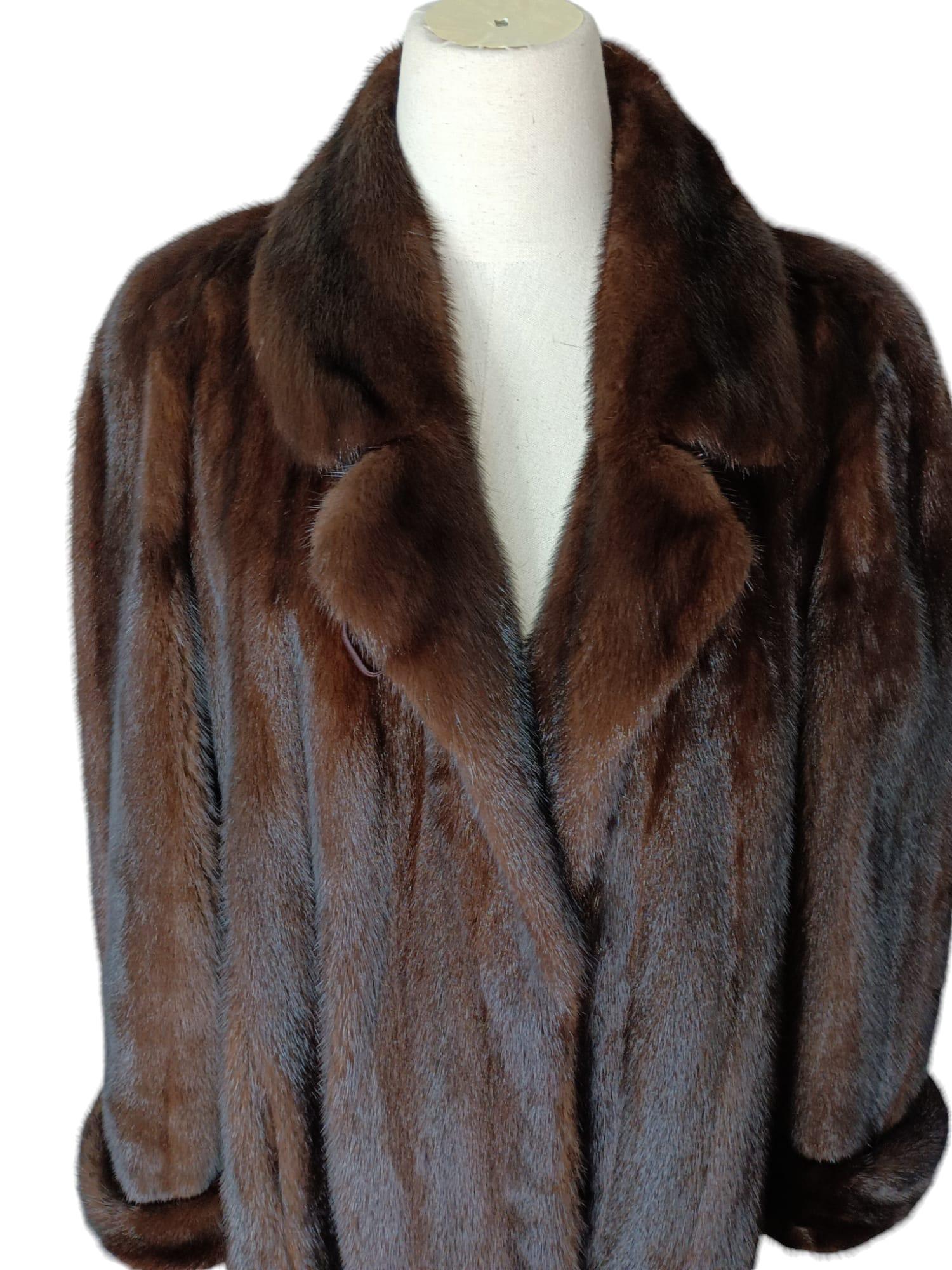 Brand new Ranch Mink Fur Full Length Coat (Size 14 - L) In Excellent Condition For Sale In Montreal, Quebec