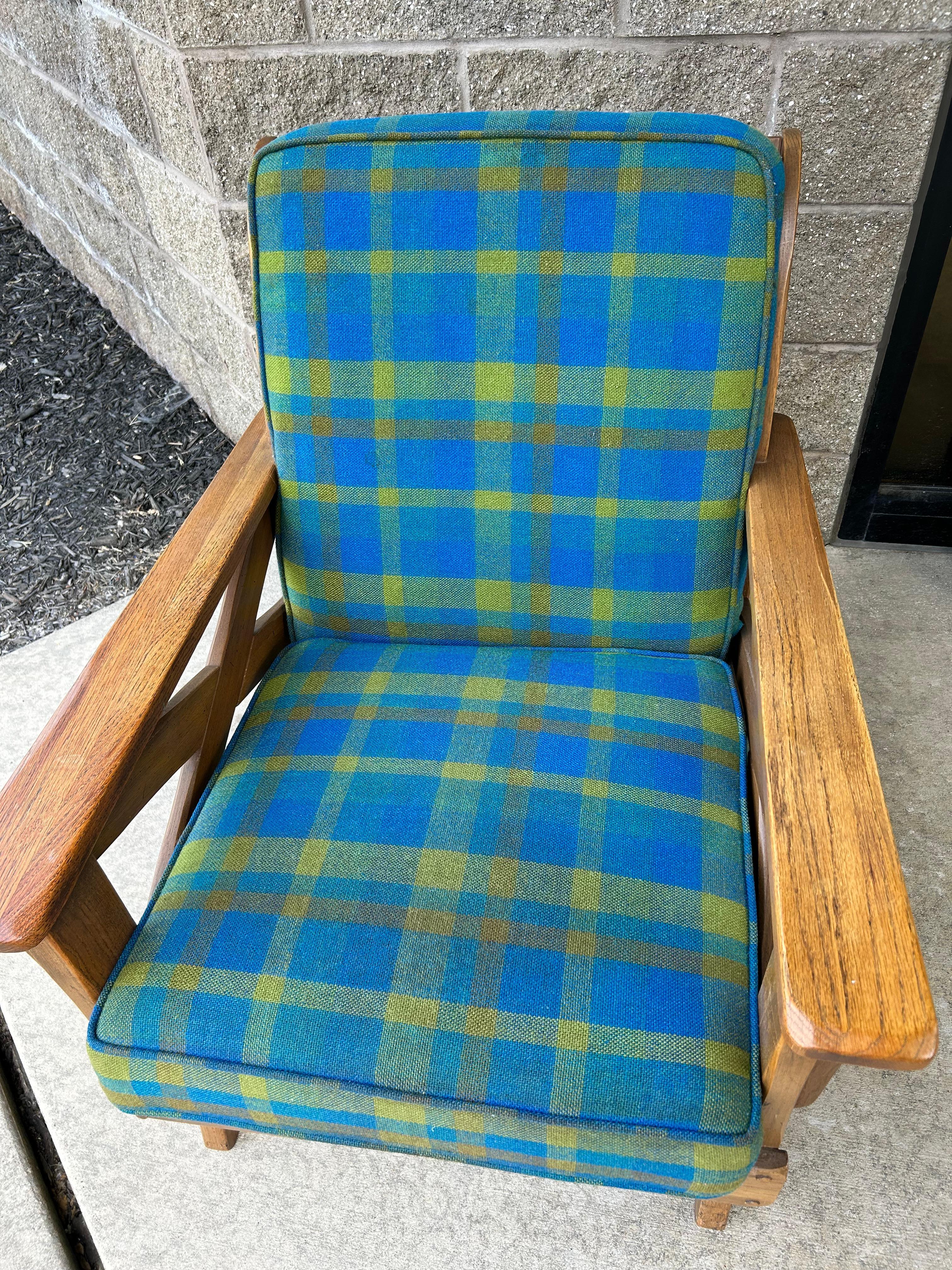 Ranch Oak Rocking Chair-Blue and Green Plaid In Good Condition For Sale In Medina, OH