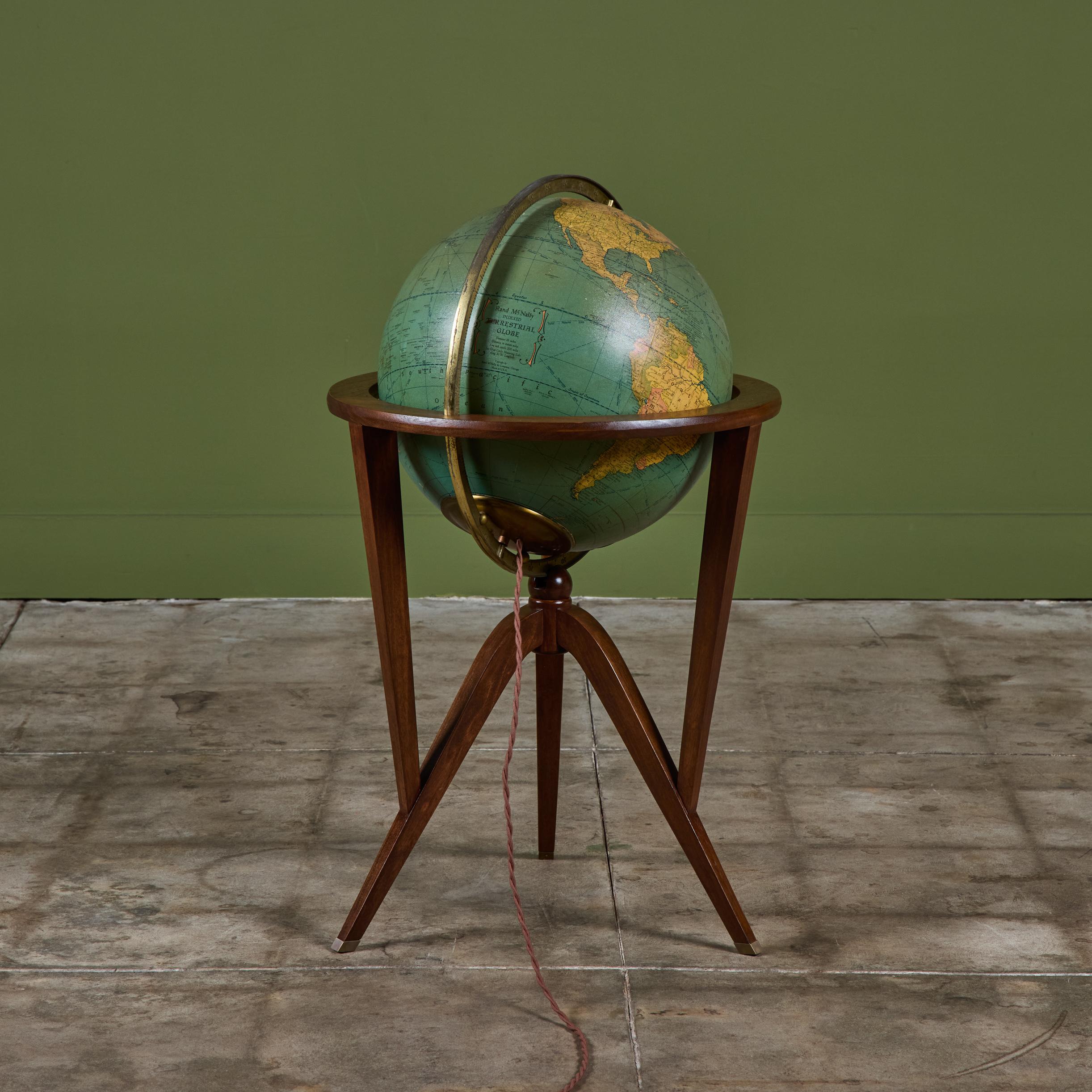 Globo terráqueo iluminado Rand McNally con soporte de Edward Wormley siglo XX en venta