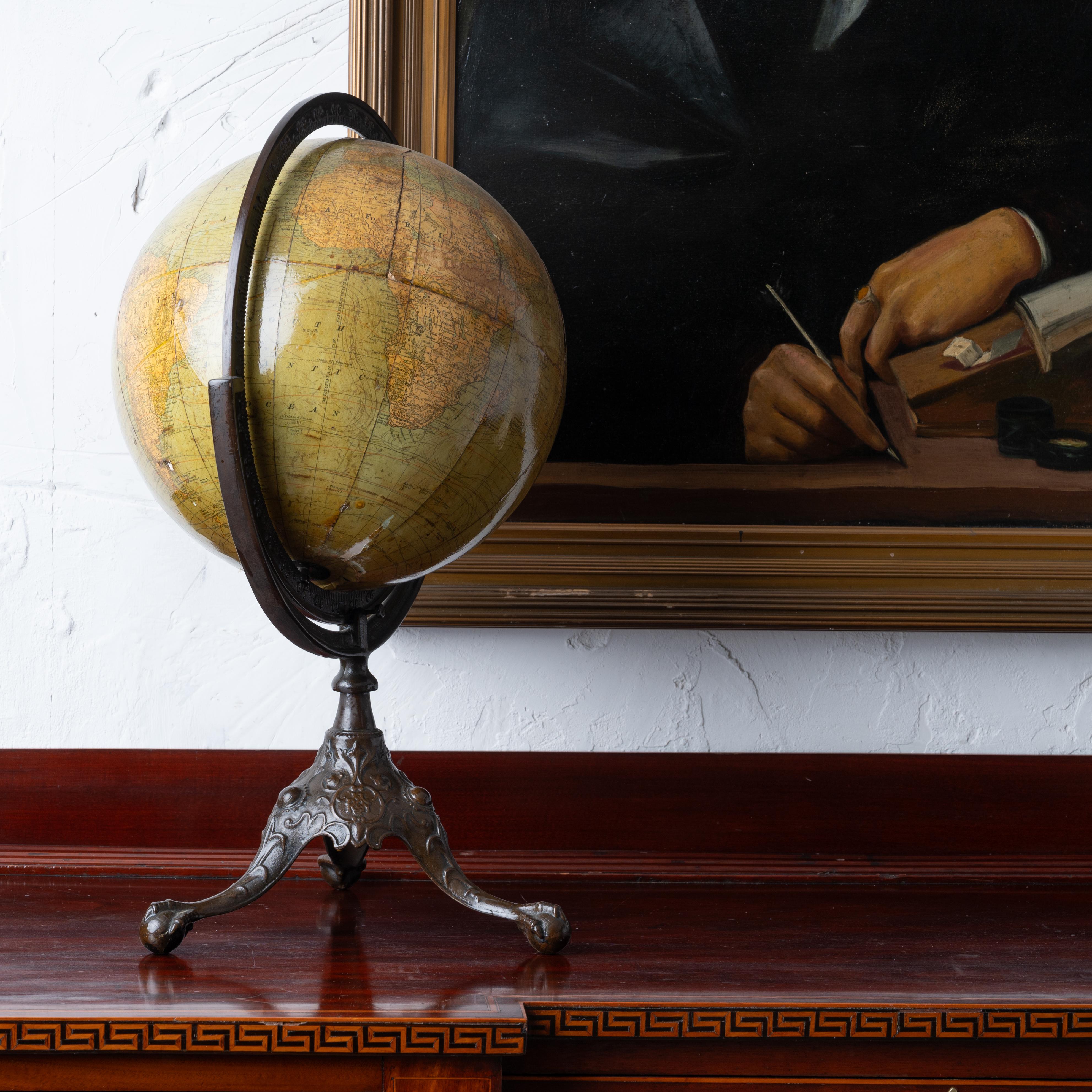 Un globe terrestre de 12 pouces de Rand, McNally & Co. sur une base en fonte, premier quart du 20e siècle.

15 pouces de large par 12 pouces de profondeur par 23 pouces de hauteur 
